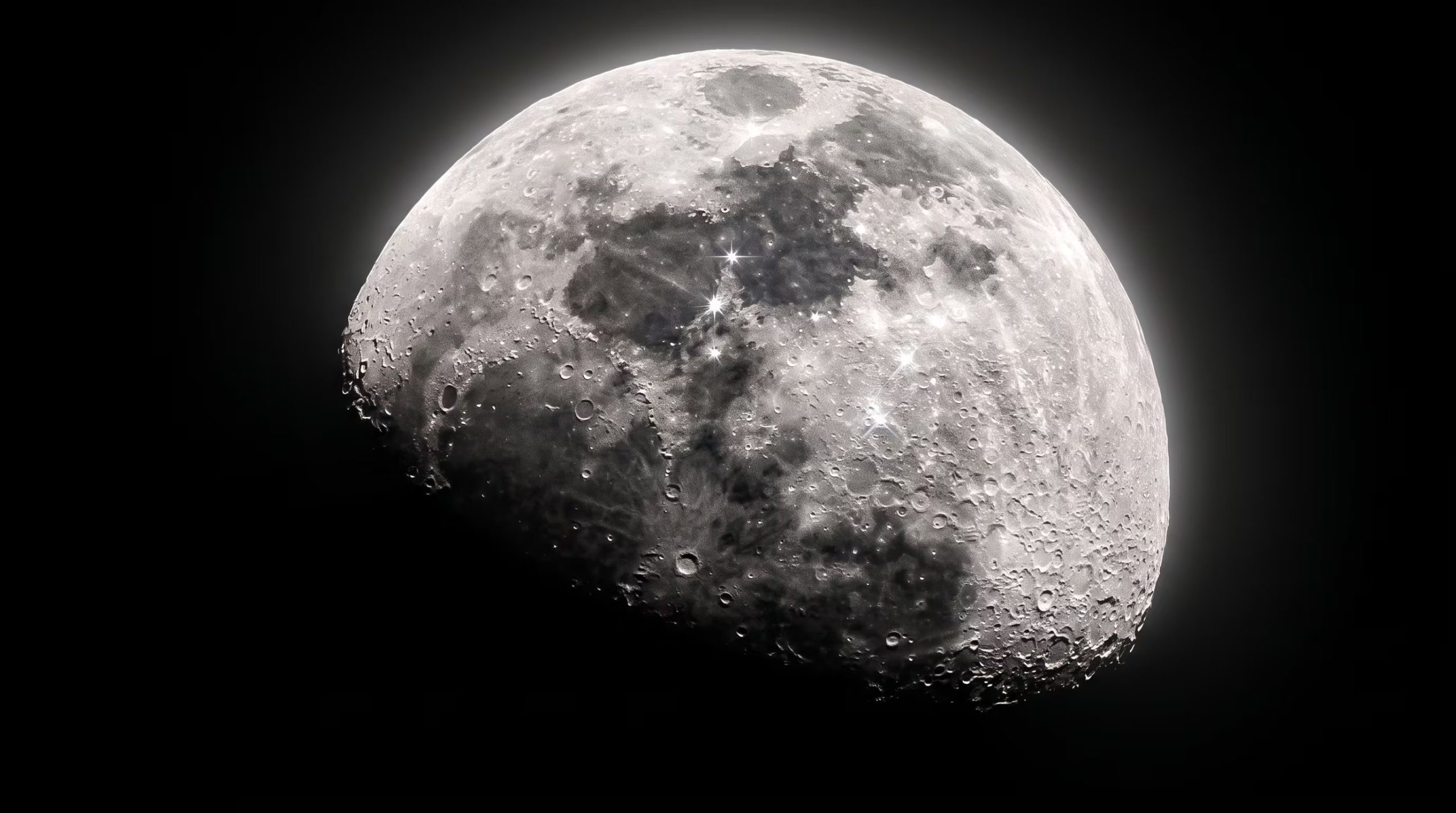 La Luna en fase de cuarto creciente muestra su superficie llena de cráteres, mares y destellos de luz plateados contra el fondo oscuro del espacio. (Imagen Ilustrativa Infobae)