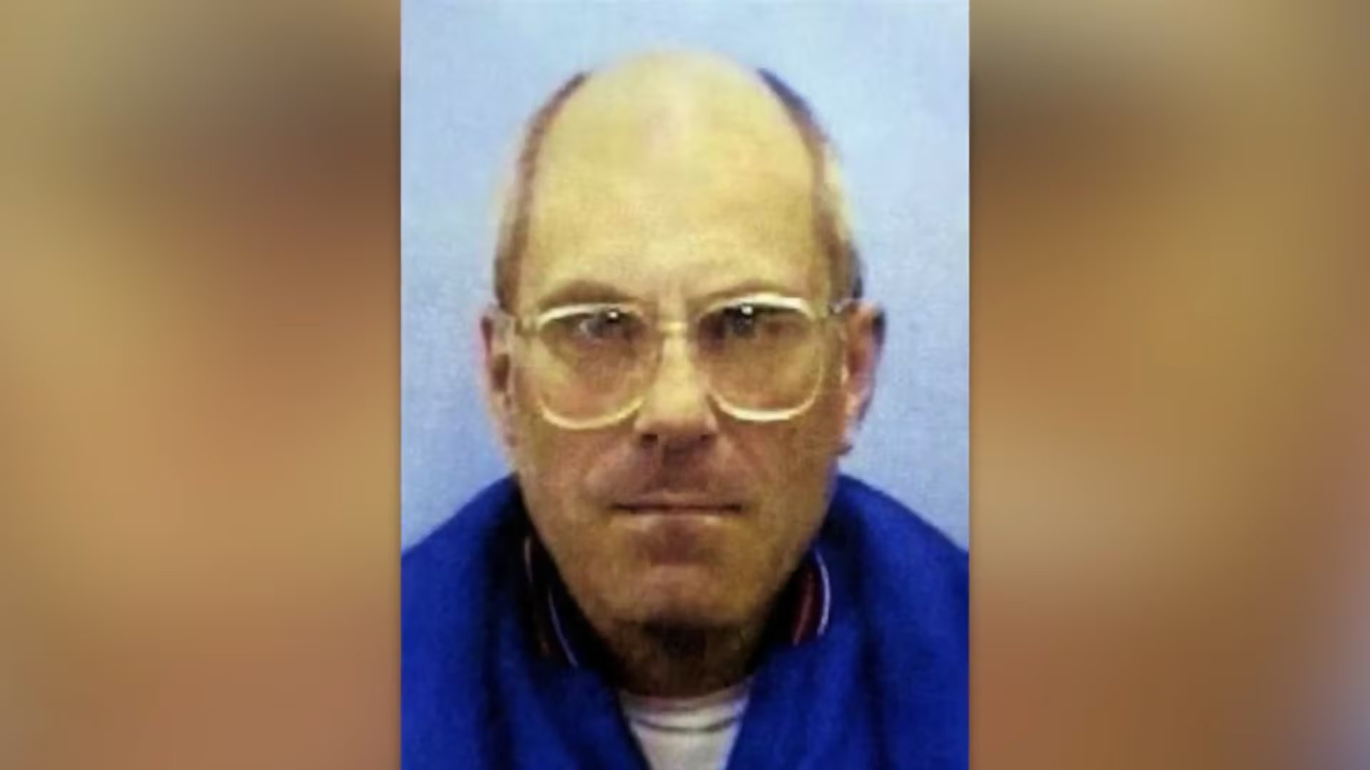 La policía encontró a Brian Wells en un estacionamiento cercano al banco. El collar explosivo detonó a las 15:18 