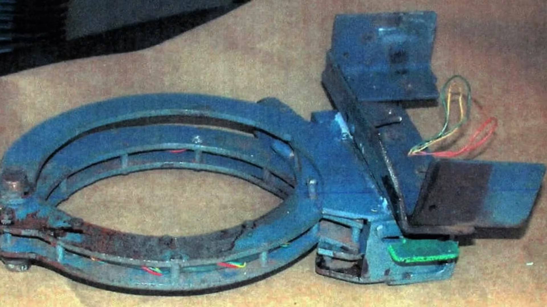 Una imagen del collar bomba (reconstruido por los investigadores) que le pusieron a Brian Wells hace 23 años