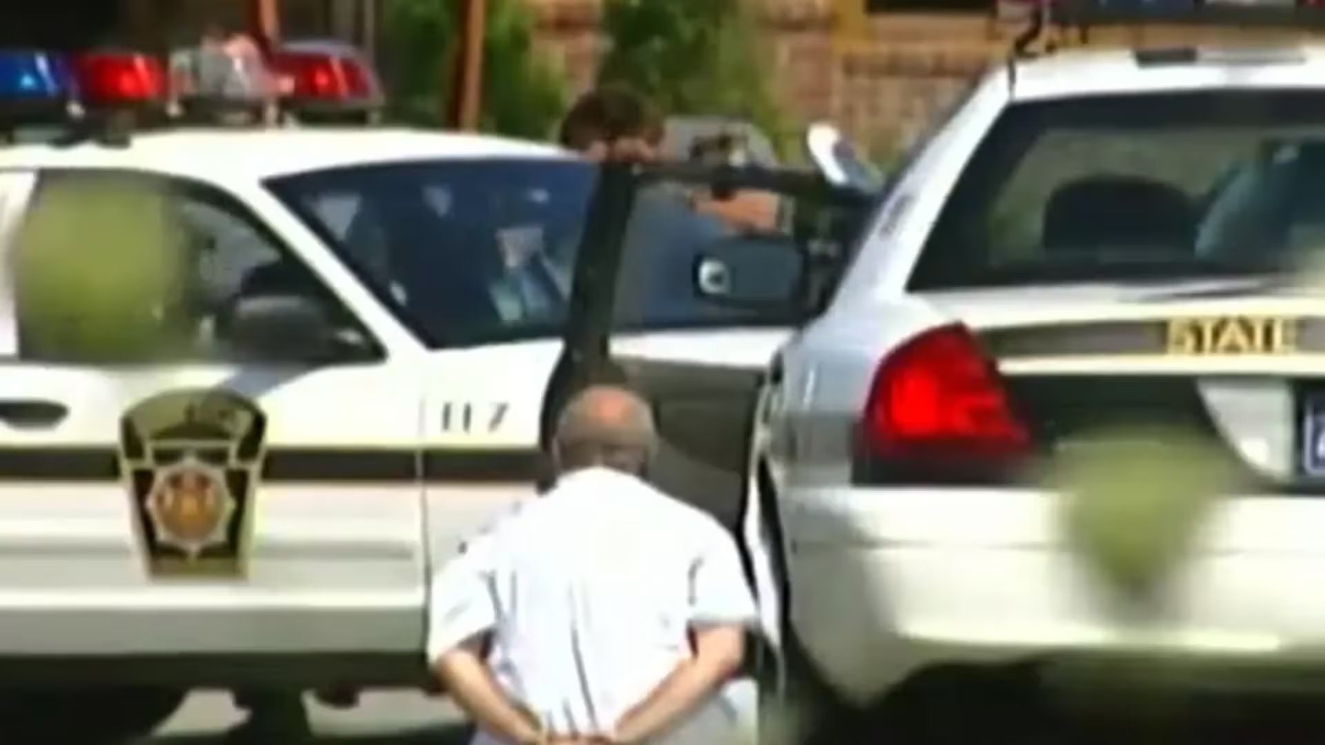 Brian Wells salió a entregar dos pizzas el 28 de agosto de 2003 y fue obligado a ejecutar el asalto a un banco bajo amenazas de que, de no hacerlo, explotaría una bomba que llevaba atada a su cuello