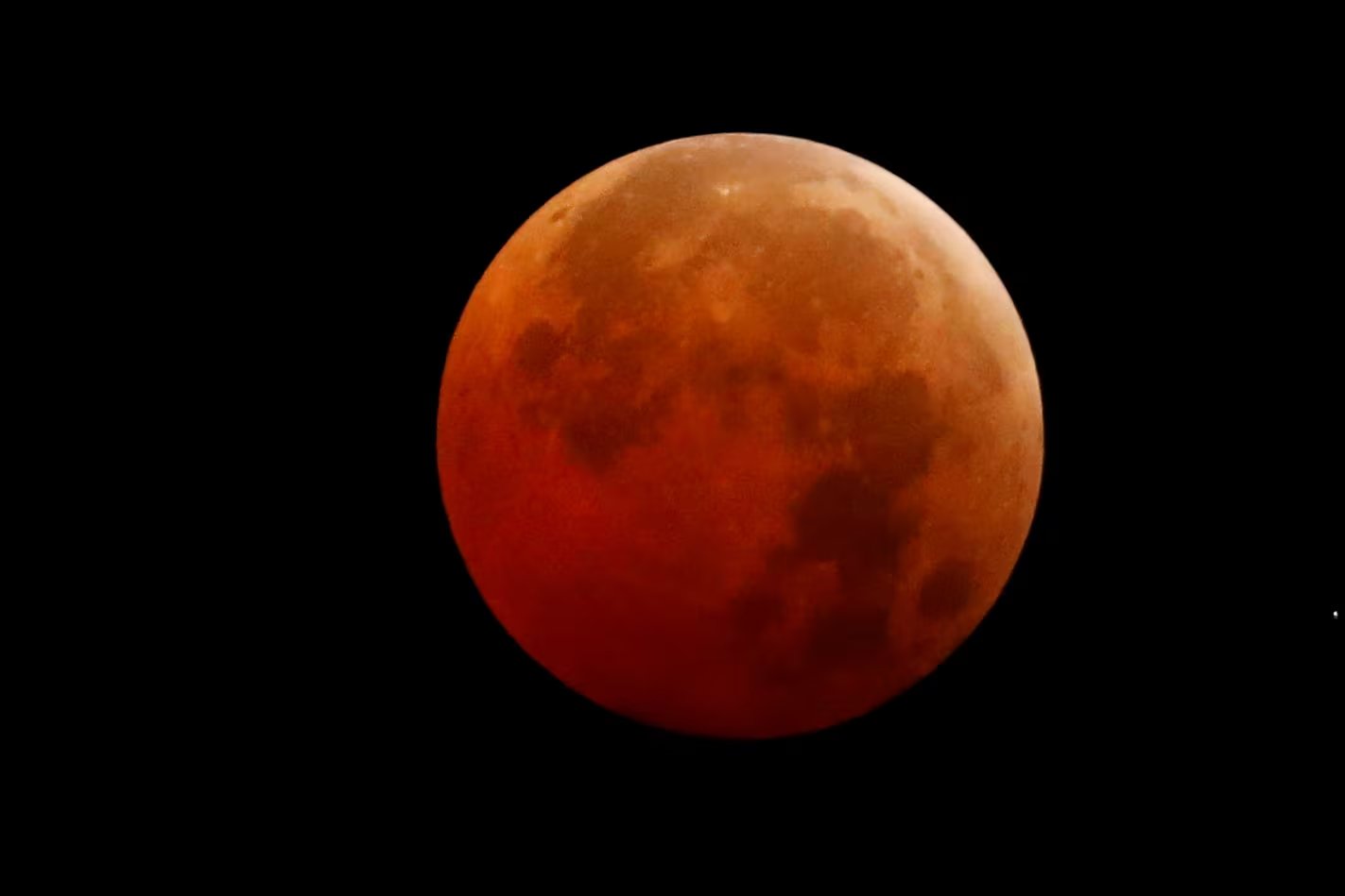 Se observa la luna llena durante un eclipse lunar total conocido como 