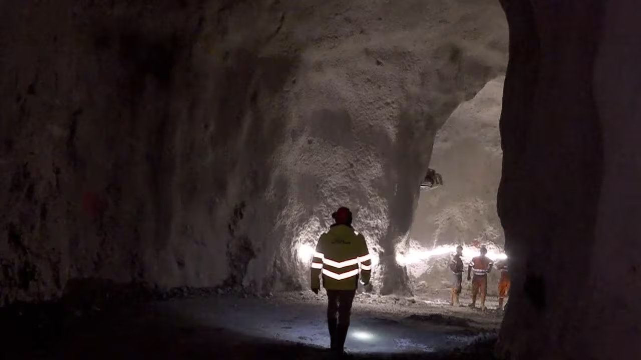 Primeras imágenes de la construcción de bóvedas bajo los Alpes para que millonarios guarden su fortuna. (RTS/Brünig Mega Safe)