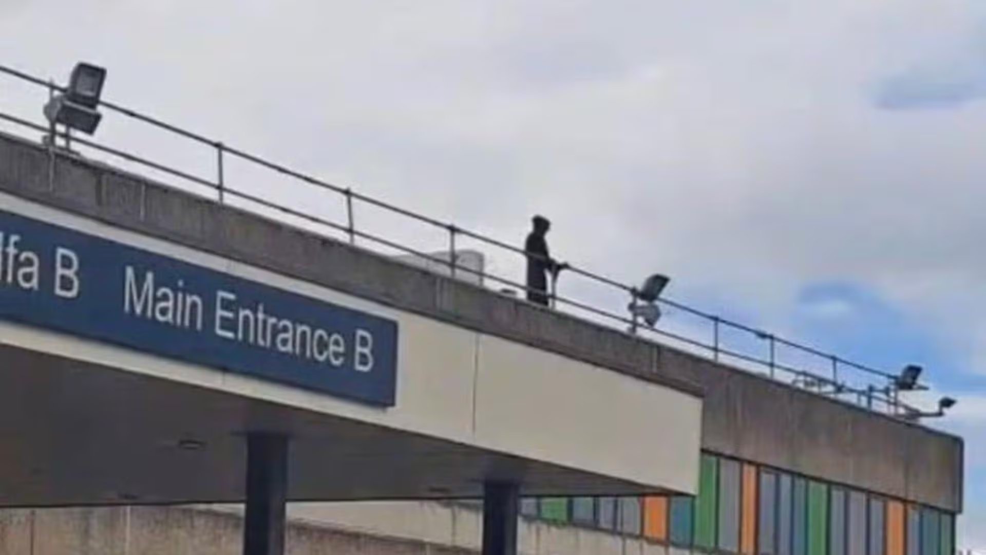 León Gillespie escaló el hospital de St Asaph, en Denbighshire, el 6 de junio y fue visto por pacientes, visitantes y personal sanitario desde el acceso principal (Wales News Service)