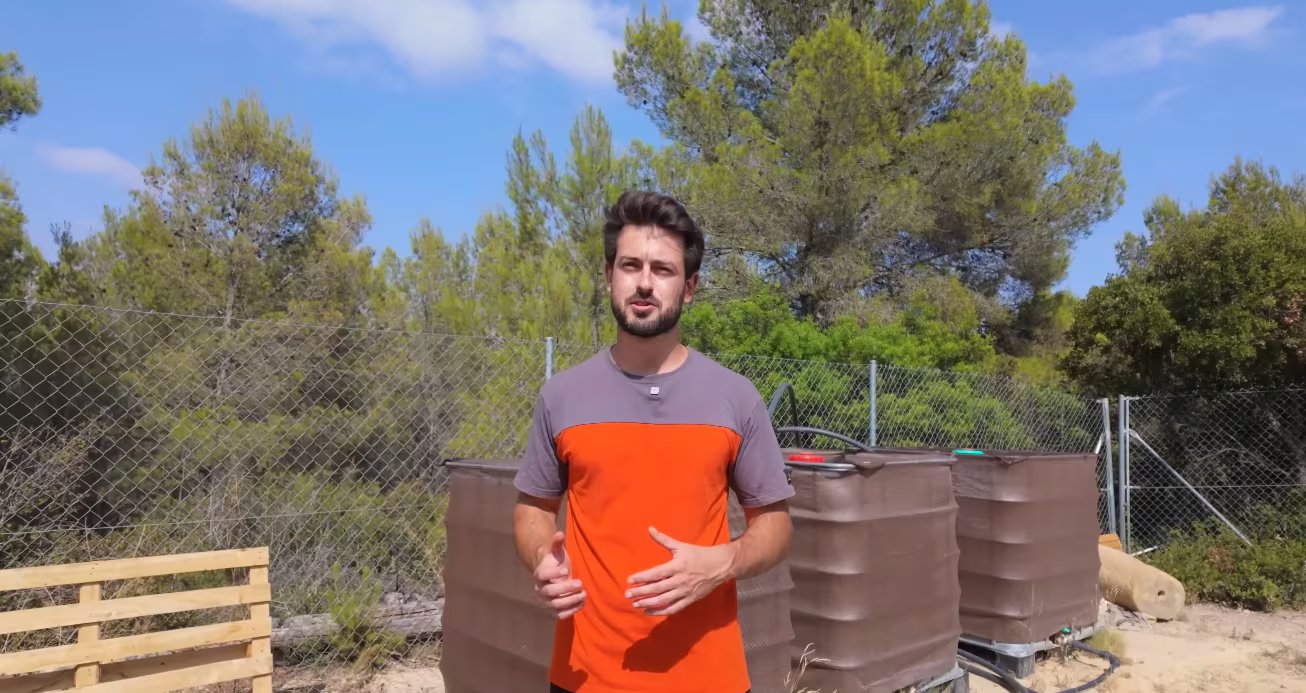 Emilio describe como gestiona su autosuficiencia. (@Diego Revuelta/YouTube)