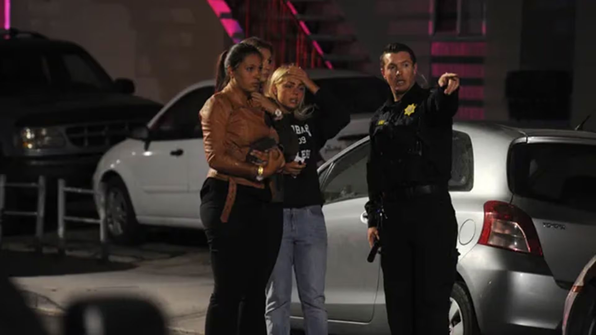 Entre agosto de 2013 y mayo de 2014, Rodger subió al menos 22 videos a YouTube. Los títulos eran explícitos. “¿Por qué las chicas me odian tanto?”
Pictured: Witnesses interviwed by law enforcement on the 6500 block of Sabado Tarde Road