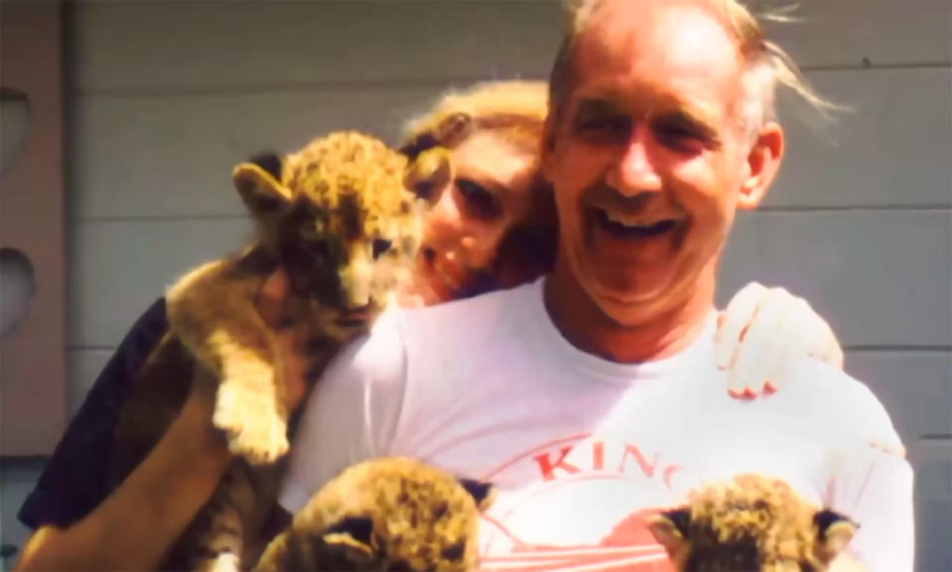 Don Lewis y Carole abranzando cachorros (Captura de video)