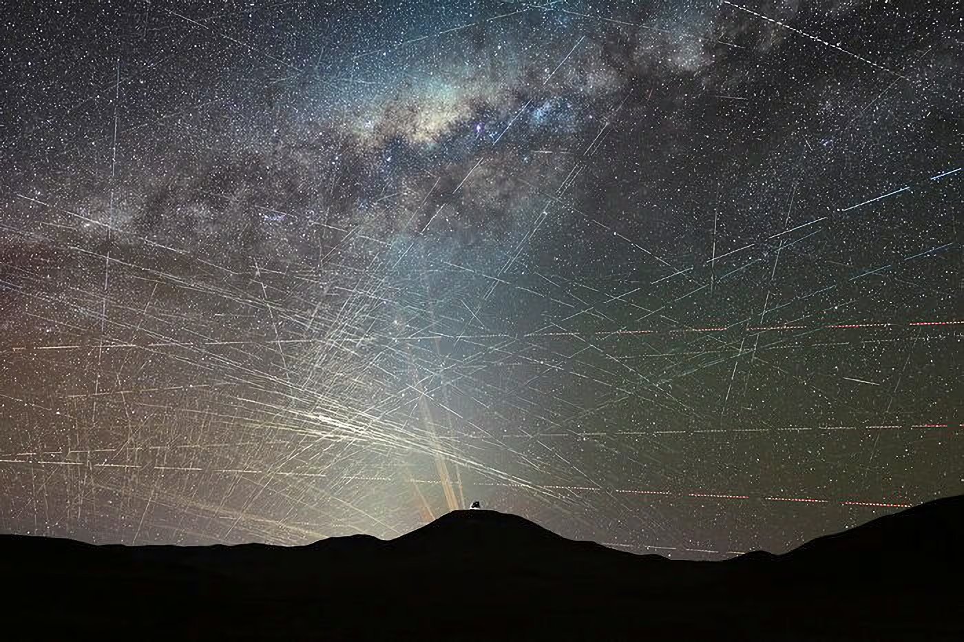 Los científicos advirtieron que los lanzamientos de satélites avanzan más rápido que la investigación y que esa brecha puede dificultar regulaciones para proteger la astronomía. (F. Kamphues, ESO/M. Kornmesser/Handout vía REUTERS)