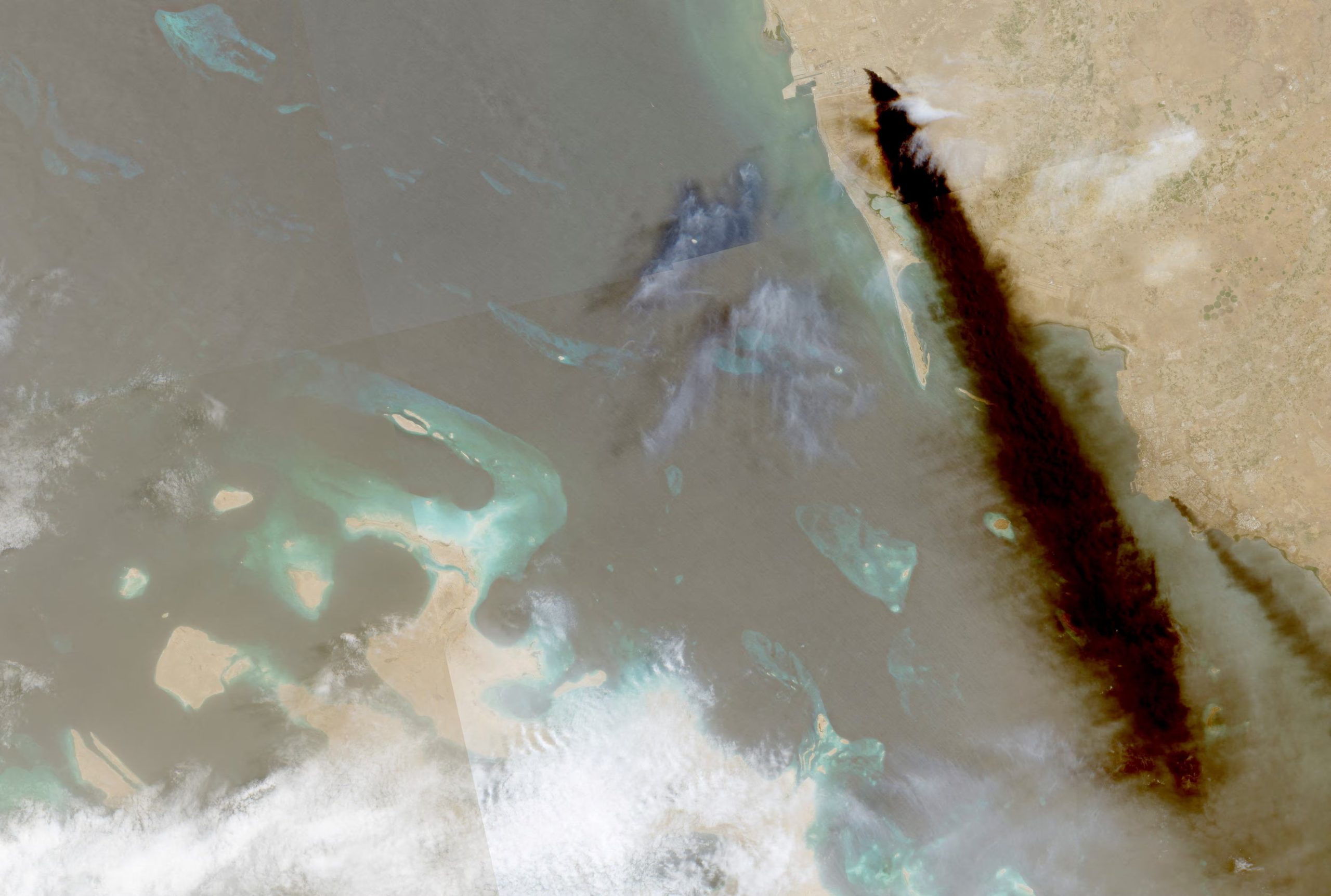 Uno de los ataques hutíes a la industria petrolera de Arabia Saudita: la refinería de Jizan (European Union/Copernicus Sentinel-2/Handout via REUTERS)
