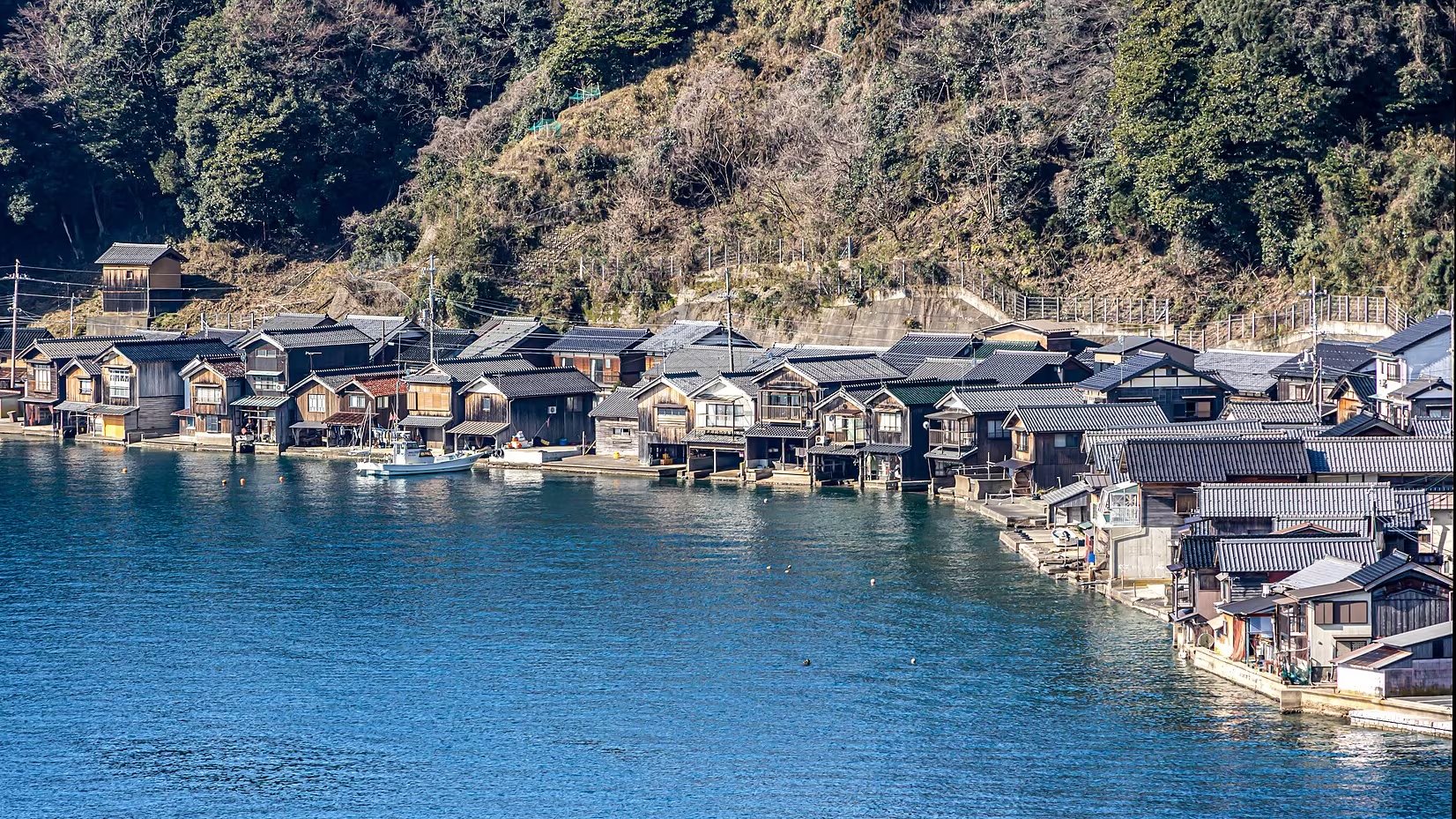 La bahía protegida de Ine, resguardada por la isla de Aoshima, favoreció la navegación y la tradición pesquera del pueblo japonés (Wikipedia)