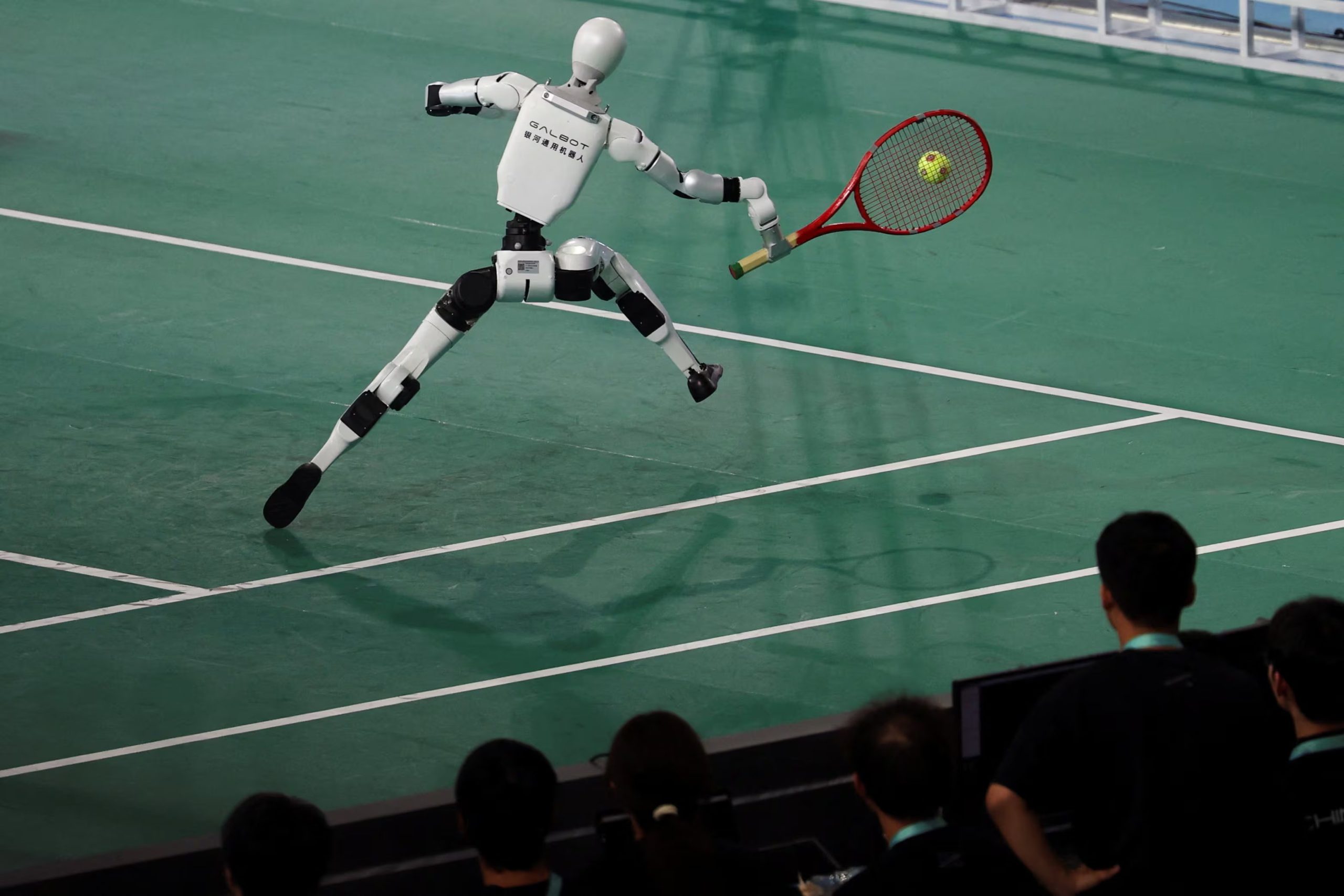 Un robot humanoide jugando al tenis en los Juegos Mundiales (Reuters)