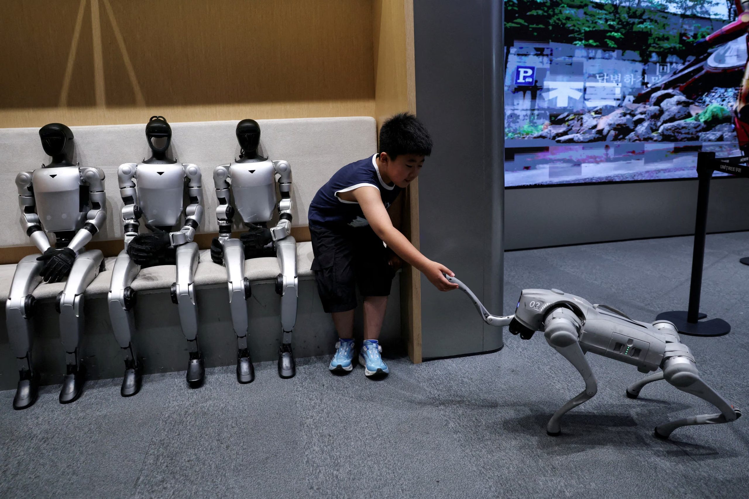 La misma empresa desarrolla perros robot para tareas de seguridad, búsqueda y logística. REUTERS/Tingshu wang//File Photo