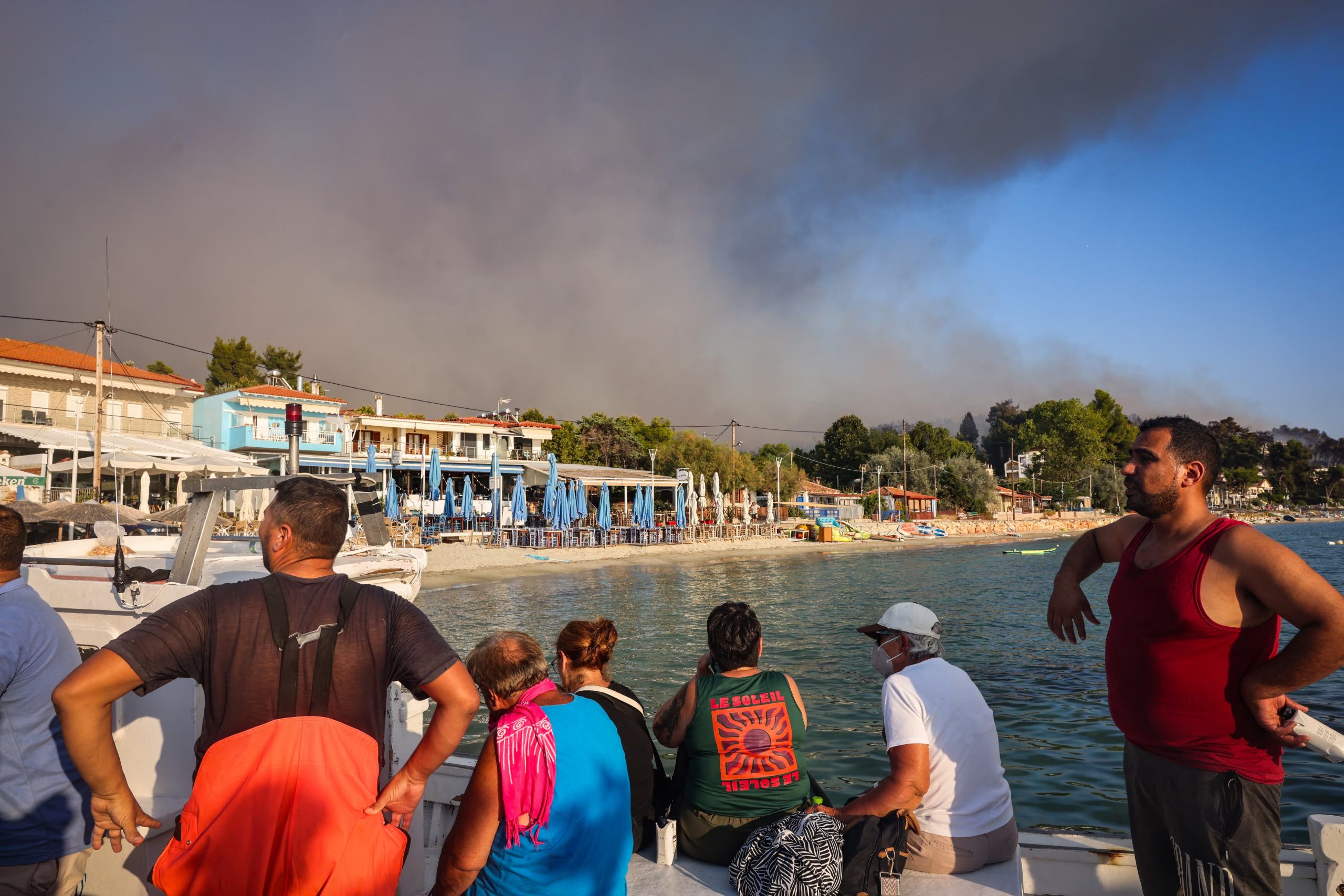 Un incendio cerca del pueblo griego de Siviri obliga a evacuar por mar (Photo by Vasilis VERVERIDIS / AFP)