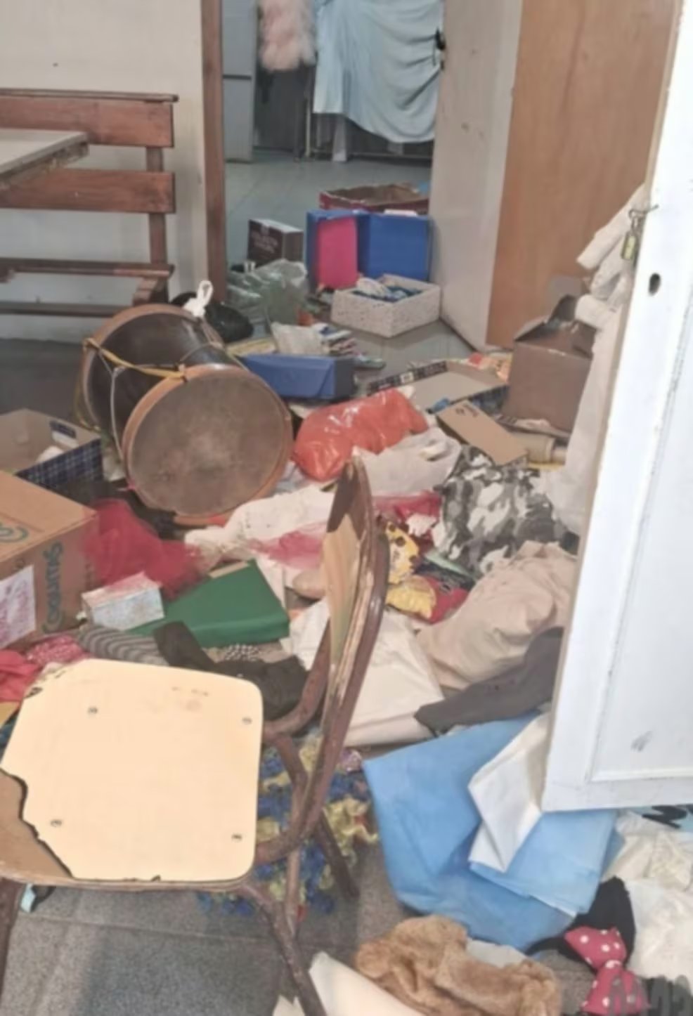 El salón de usos múltiples de la capilla Guadalupe en Mar del Plata presenta mobiliario roto y objetos esparcidos por el suelo tras sufrir destrozos (0223)