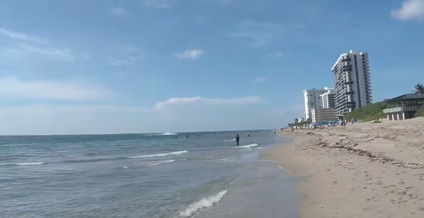 Los equipos de emergencia llegaron en pocos instantes y asistieron a la aviadora tras el impacto en el agua (@SCHDETF)
