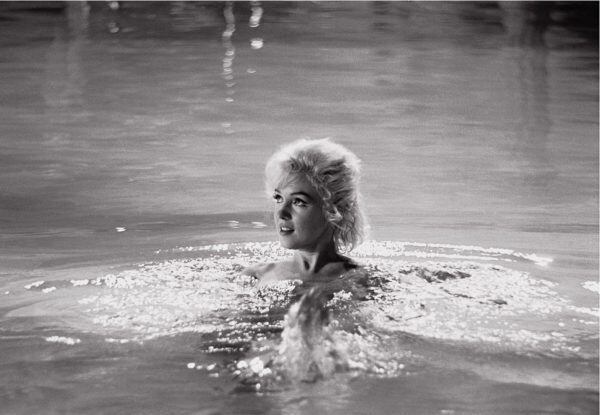 La dependencia de Marilyn Monroe a los barbitúricos comenzó por el miedo escénico y se profundizó con recetas médicas durante años. La actriz retratada por Lawrence Schiller (Holden Luntz Gallery)
