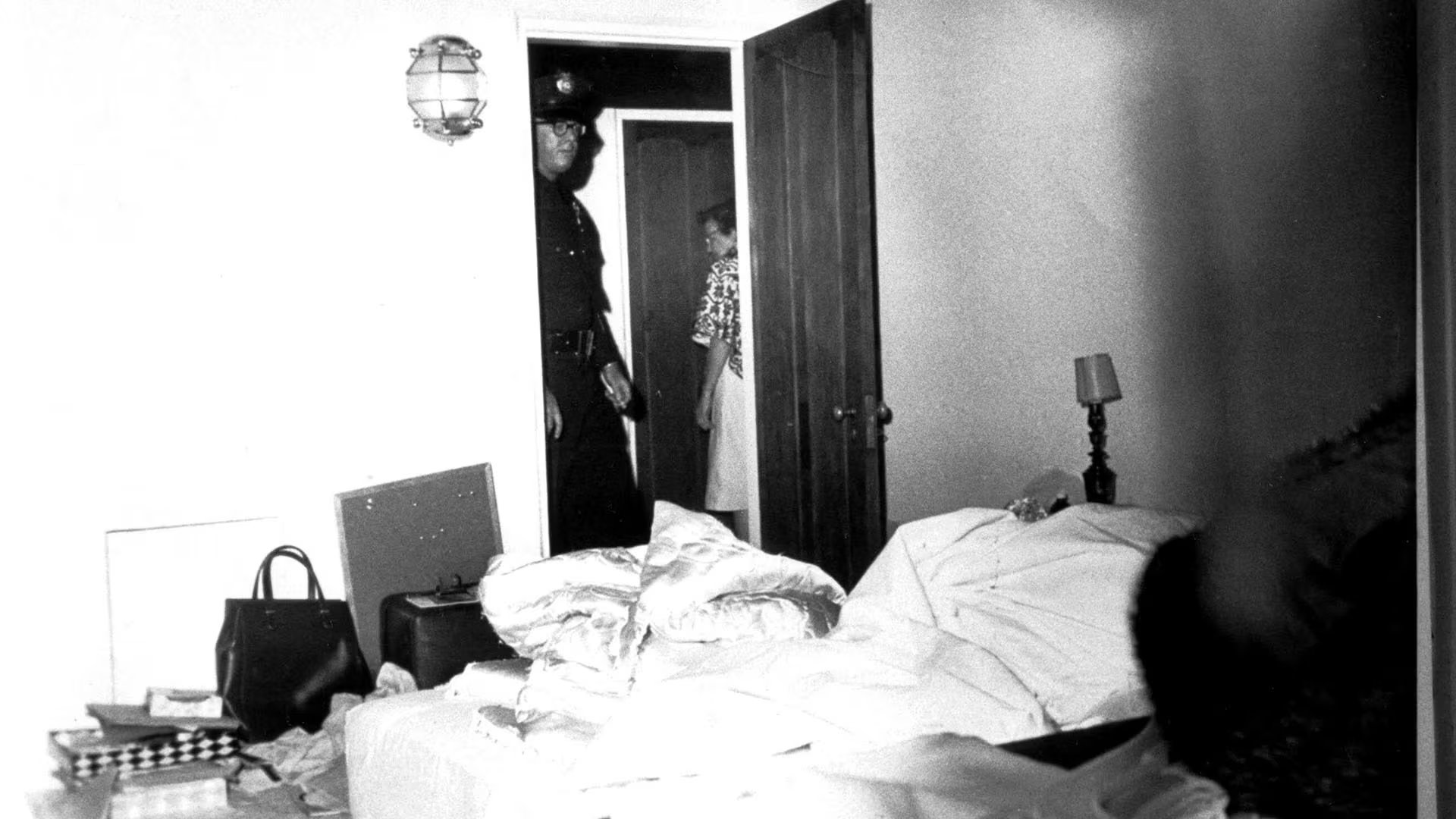 La habitación de Marilyn Monroe. Un policía en la puerta luego del hallazgo del cadáver de la célebre estrella de Hollywood (Grosby)