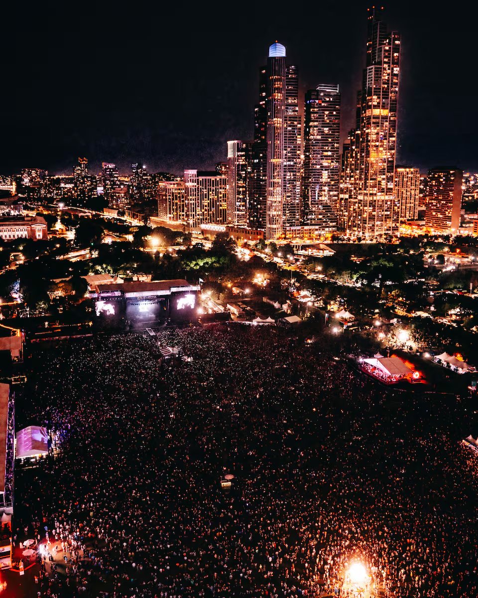 Las lluvias del fin de semana convirtieron el Grant Park de Chicago en un lodazal y marcaron la edición 2026 de Lollapalooza (Cortesía Lollapalooza)
