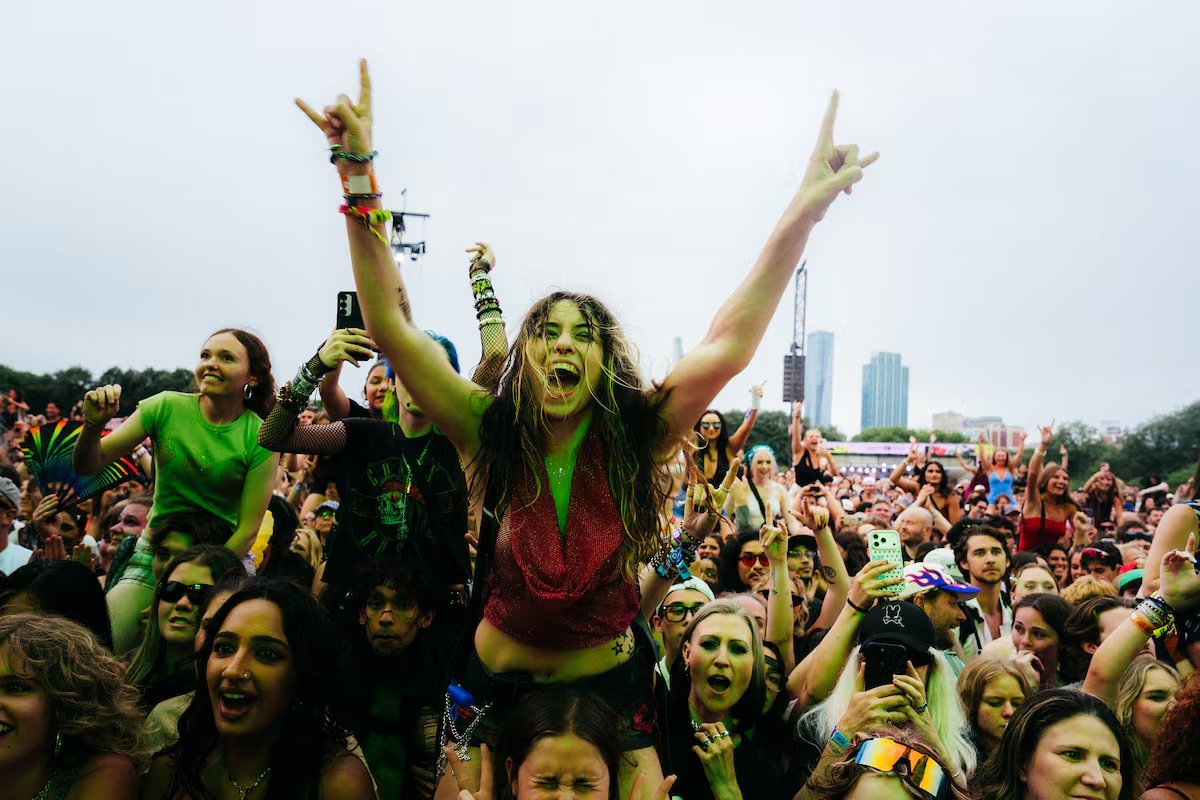 La lluvia del sábado retrasó cuatro horas la apertura de Lollapalooza 2026 y obligó a recortar o cancelar sets, incluida la baja de la Chicago Youth Symphony Orchestra (Cortesía Lollapalooza)
