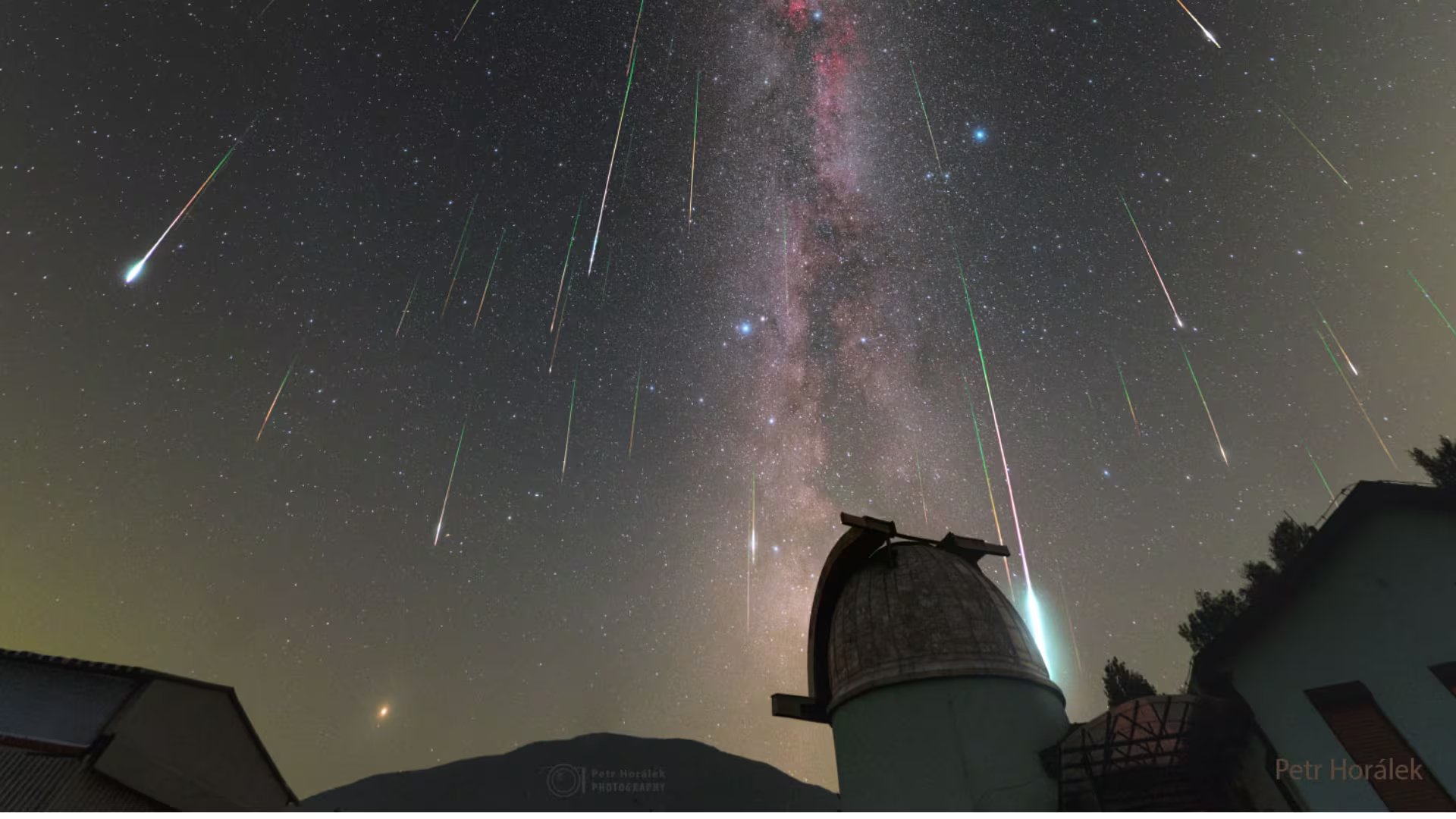 Fotografía de larga exposición muestra decenas de meteoros captados durante una noche (NASA)