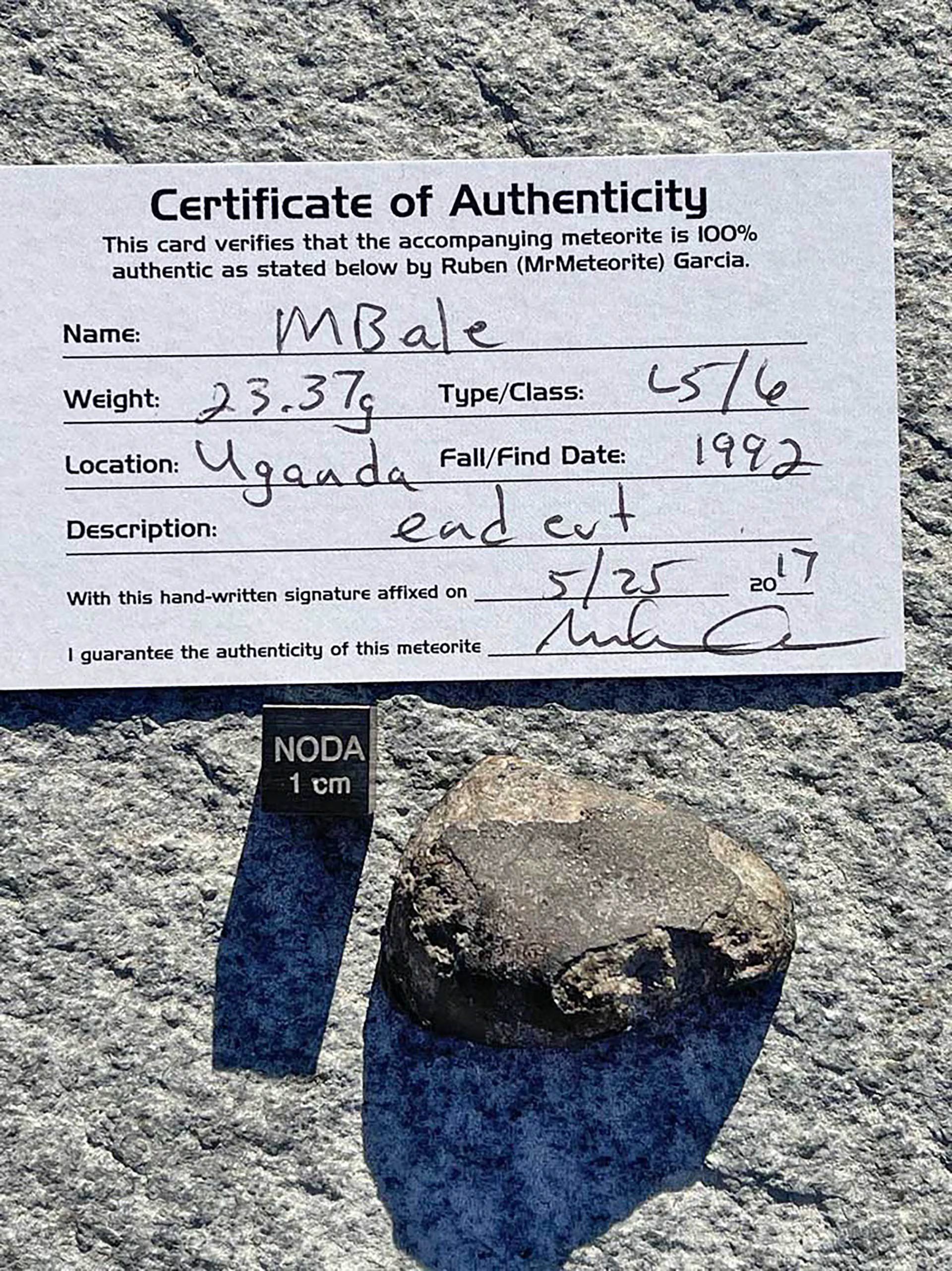 El fragmento de meteorito que golpeó al niño de Mbale pesaba tres gramos y su caída fue frenada en parte por una hoja de banano. En la foto, el certificado de autenticidad