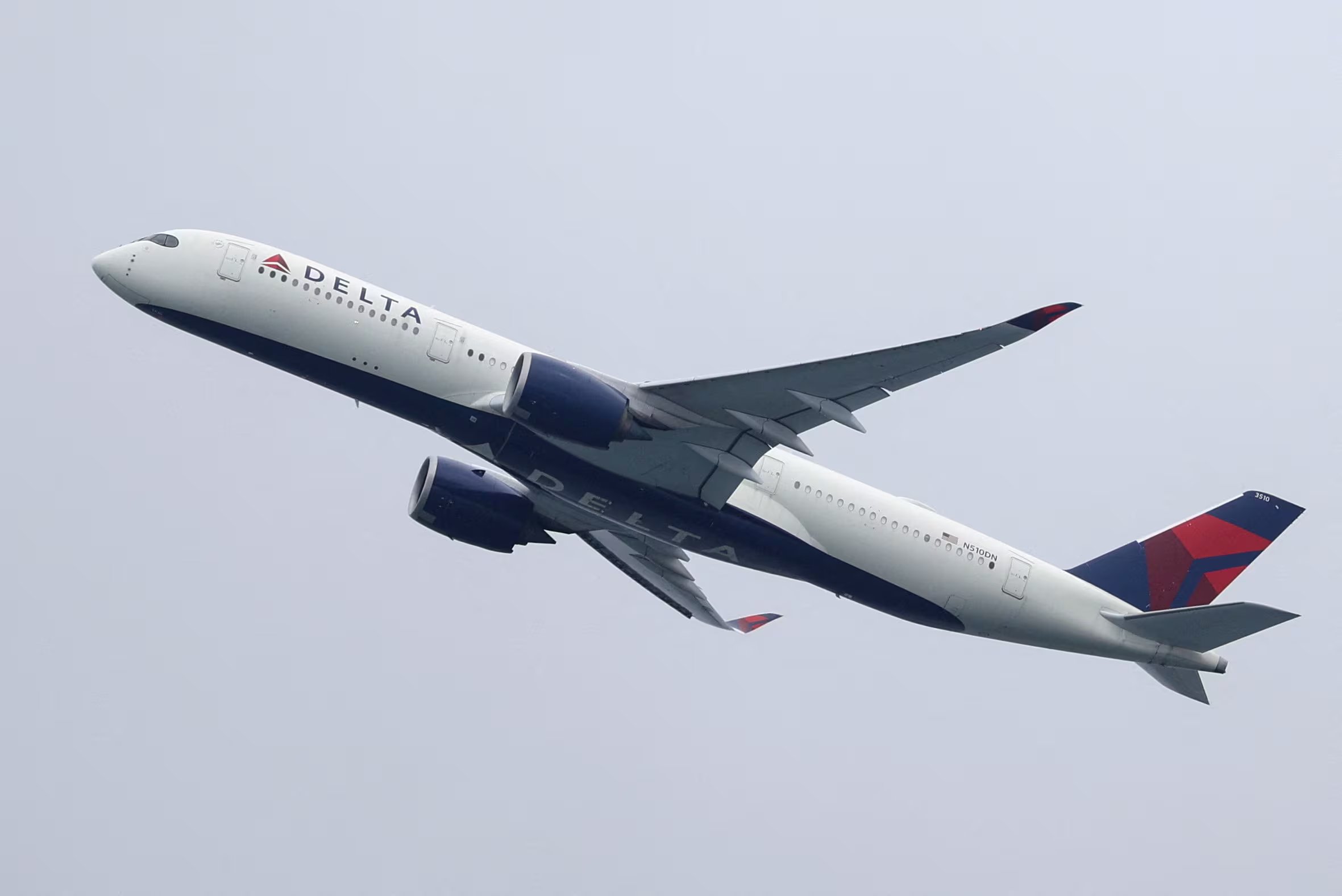 La expansión internacional de United llega en un contexto de competencia creciente con Delta por el mercado de largo alcance (REUTERS/Loren Elliott)