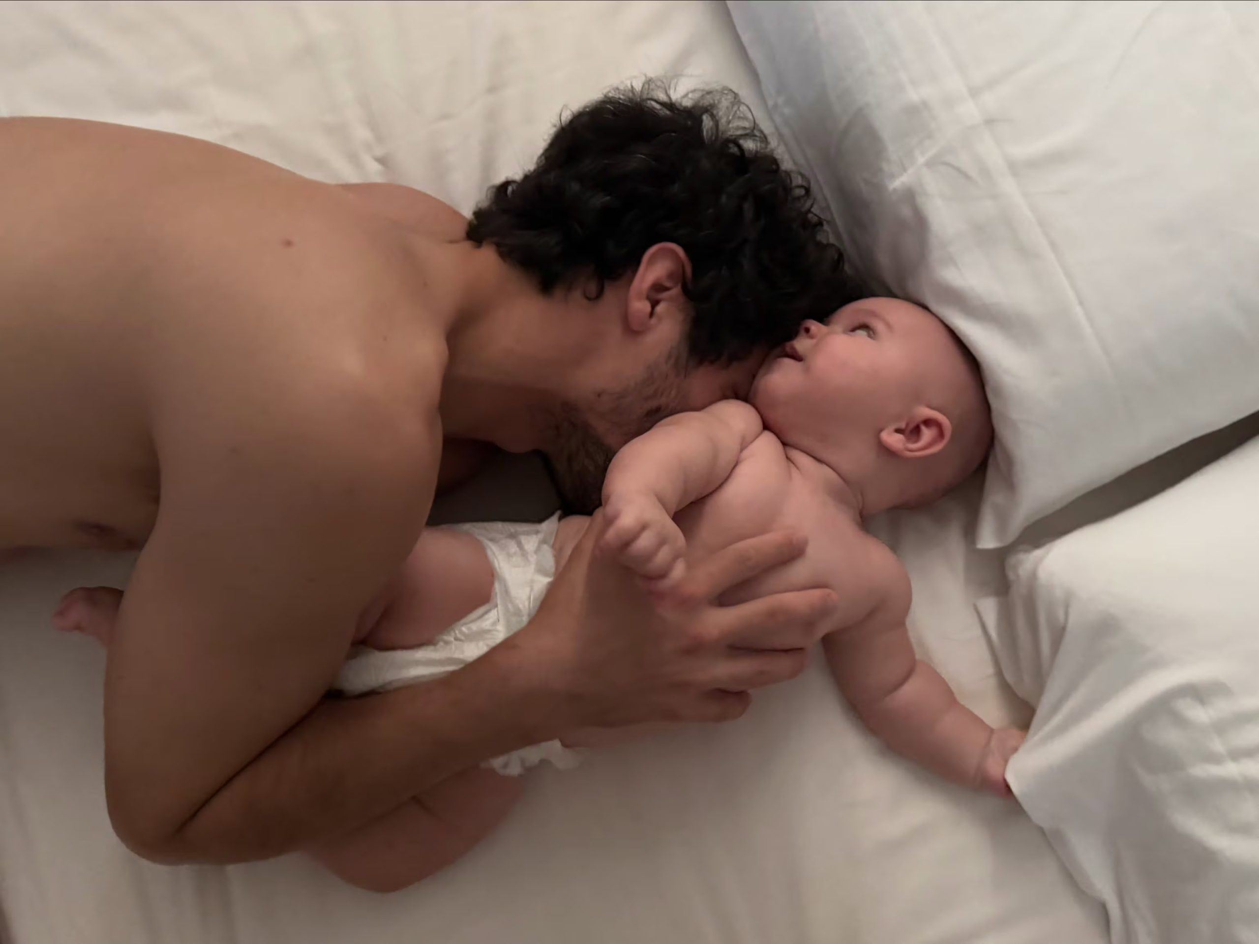 En una de las imágenes más tiernas de la serie, el Chino Darín apareció abrazado a Dante sobre la cama