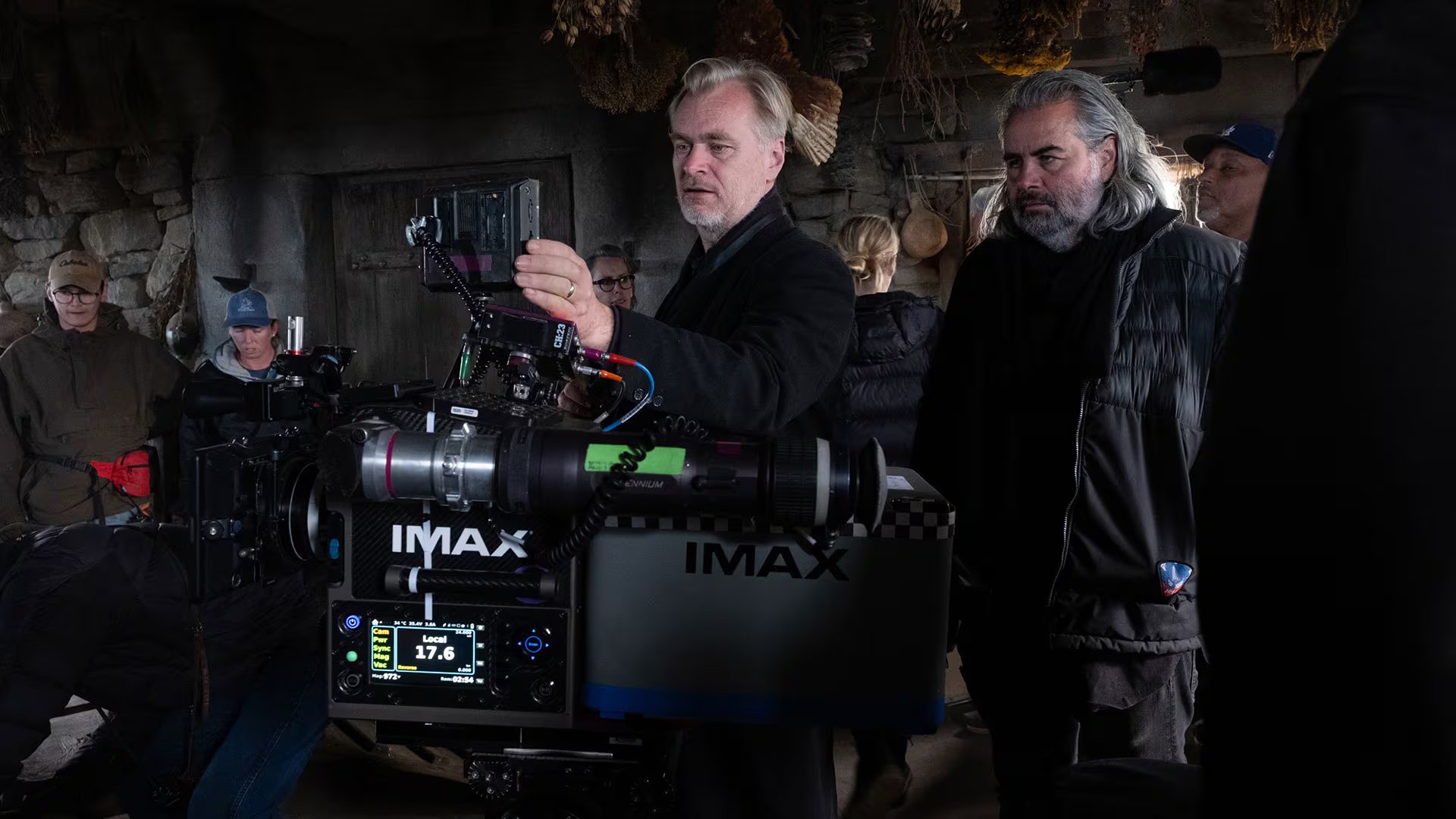 Christopher Nolan junto al director de fotografía Hoyte van Hoytema en el set de la película