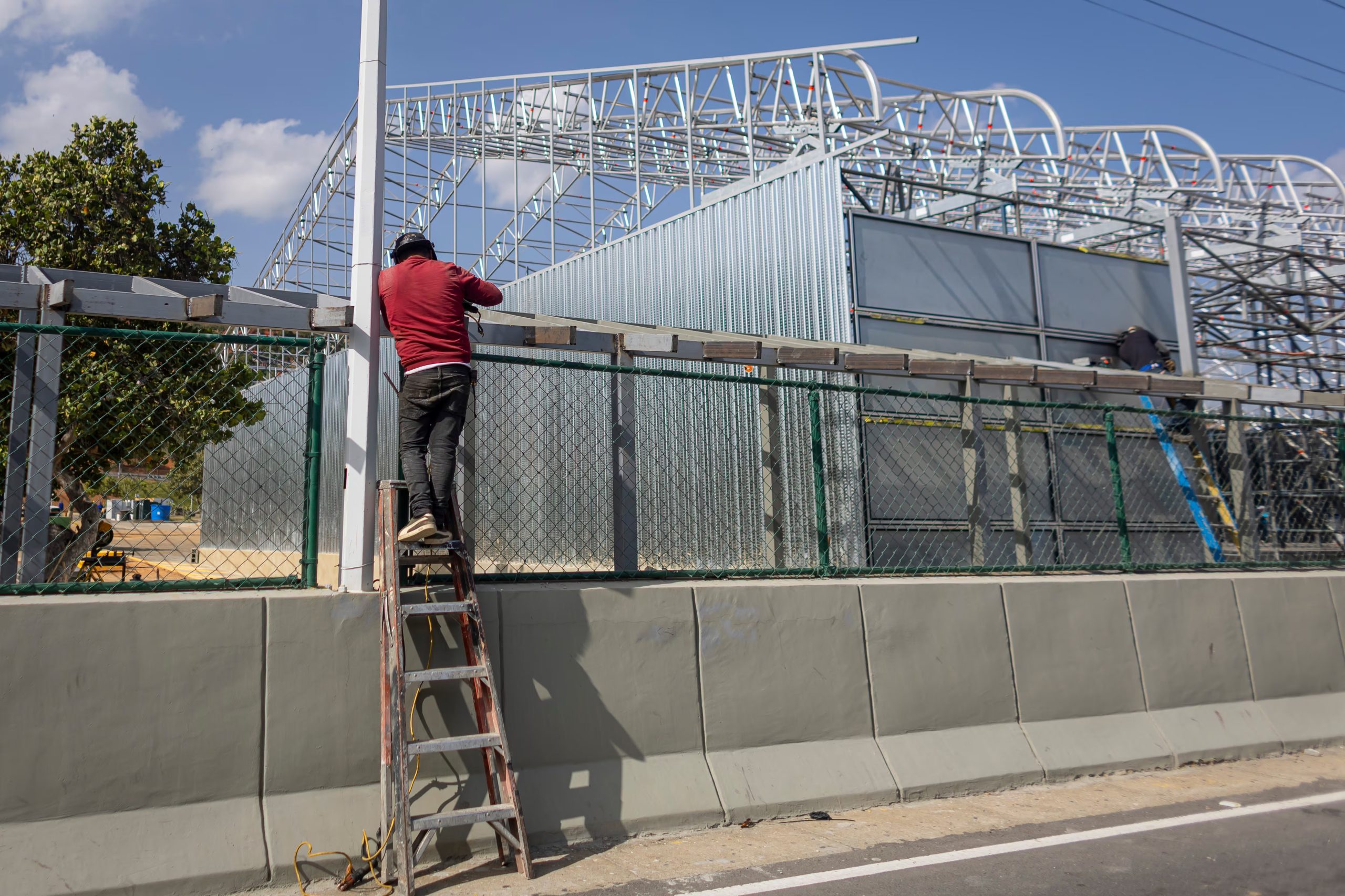 Una persona repara una estructura a las afueras del aeropuerto Internacional Simón Bolívar en Maiquetía (EFE/Miguel Gutiérrez)