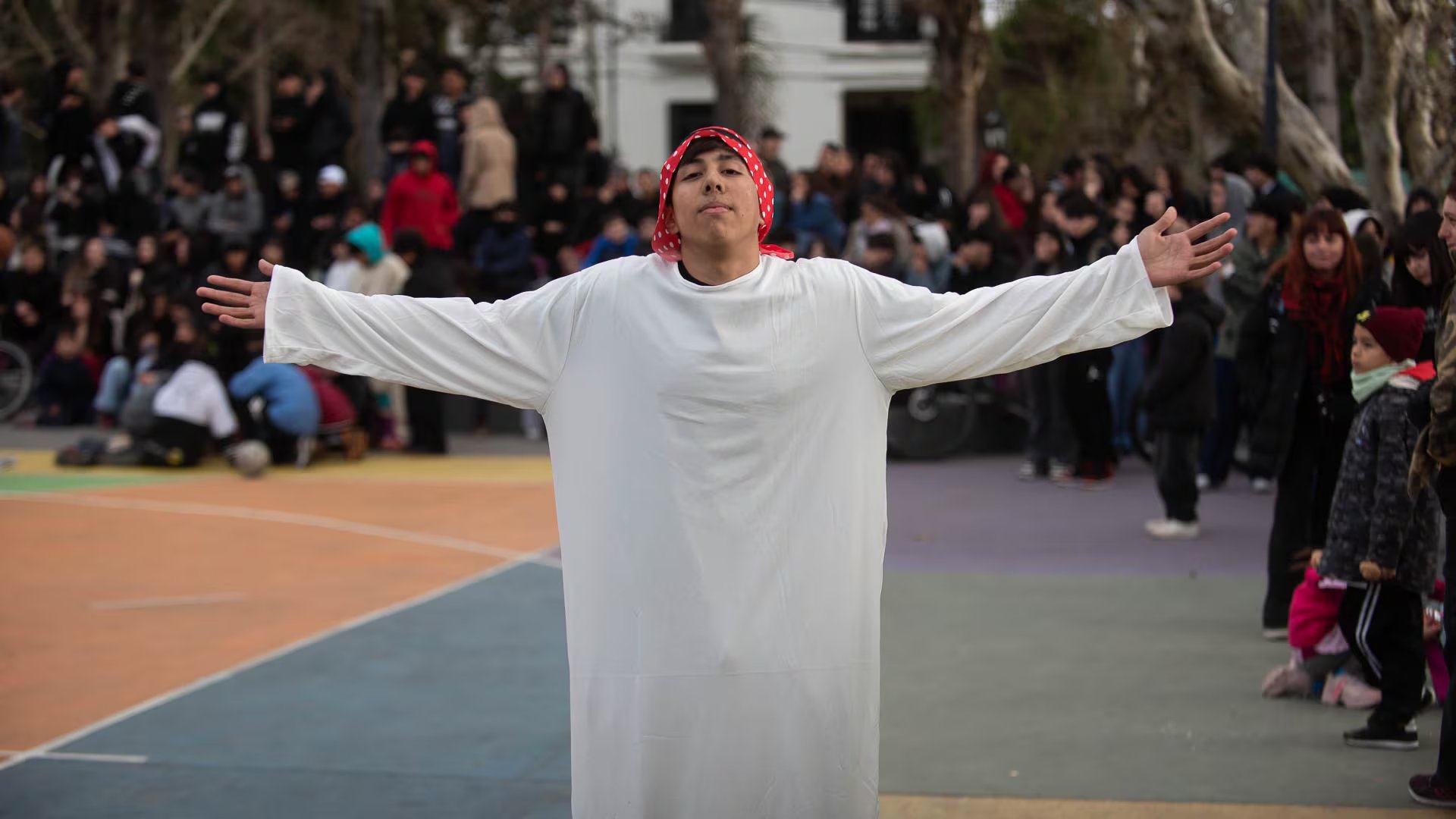 Santino, de 17 años, fue uno de los competidores de la tarde. Llegó disfrazado y con hinchada propia: sus compañeros de colegio.
Fotos: Gustavo Gavotti