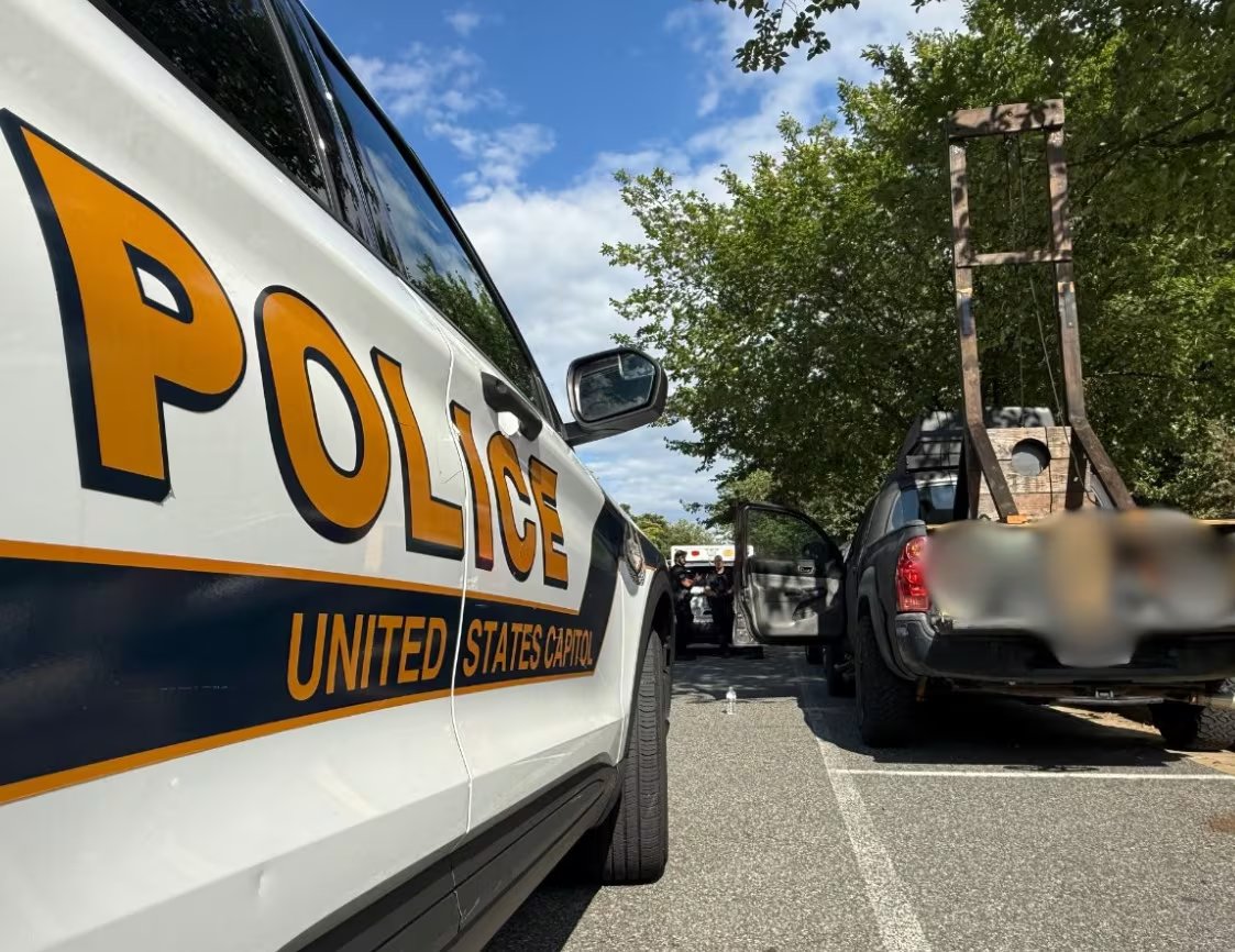 Los agentes detectaron la camioneta mal estacionada sobre East Capitol Street y señalaron que la guillotina permanecía erguida en la parte trasera del vehículo (U.S. Capitol Police)