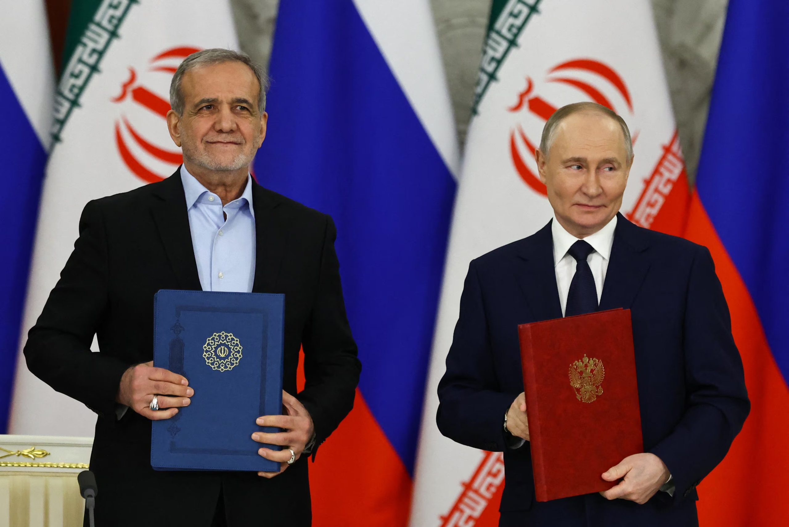 El presidente ruso, Vladímir Putin, y el presidente iraní, Masoud Pezeshkian, asisten a una ceremonia de firma de documentos en Moscú, Rusia, el 17 de enero de 2025 (REUTERS/Evgenia Novozhenina)
