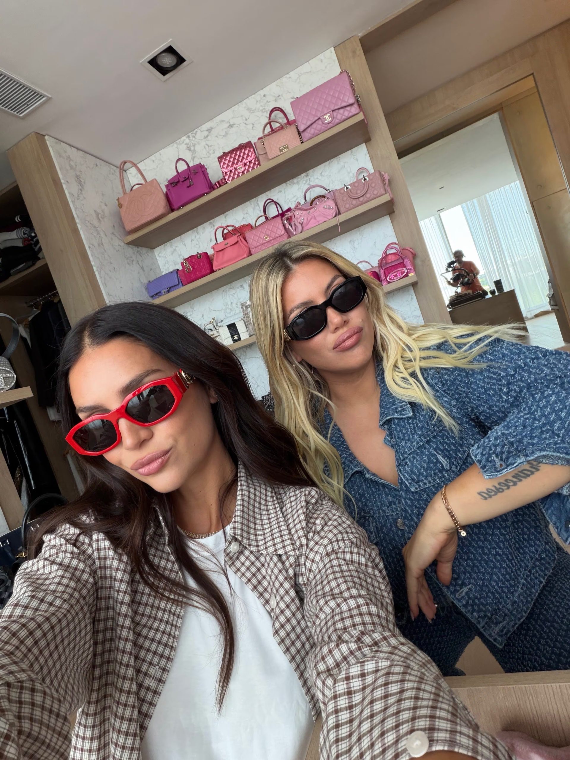 Las hermanas Nara en el vestidor que construyo Wanda en su nueva casa en Nordelta