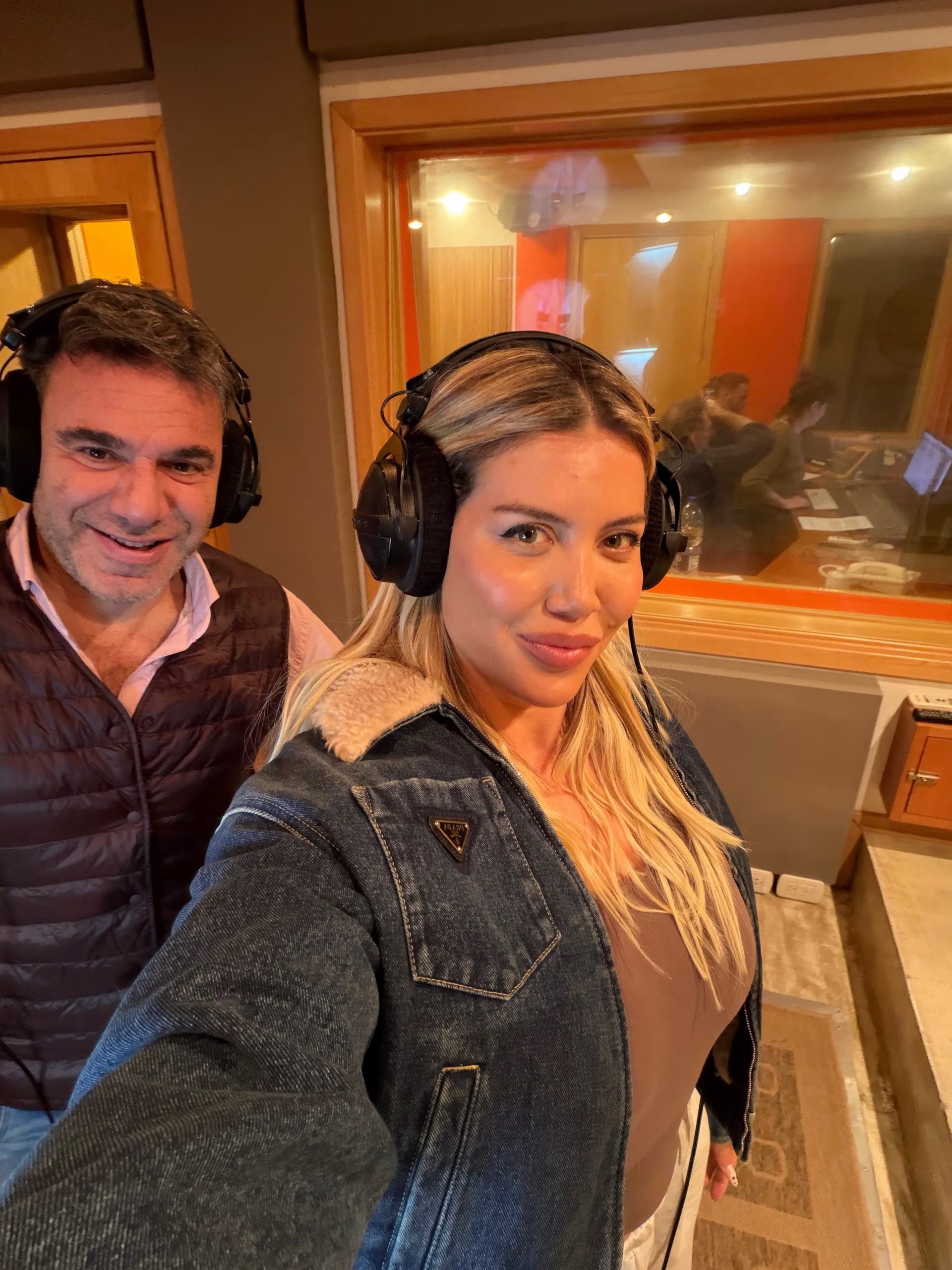 El sábado por la mañana estuvo en el estudio haciendo el doblaje de la película que grabó en Uruguay