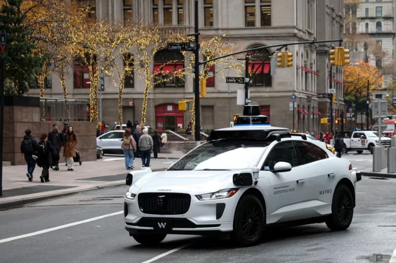 Las vans Ojai incorporan más espacio interior, nuevas comodidades para pasajeros y asistencia por voz con Gemini, la tecnología de Google (REUTERS/Brendan McDermid/Foto de archivo)