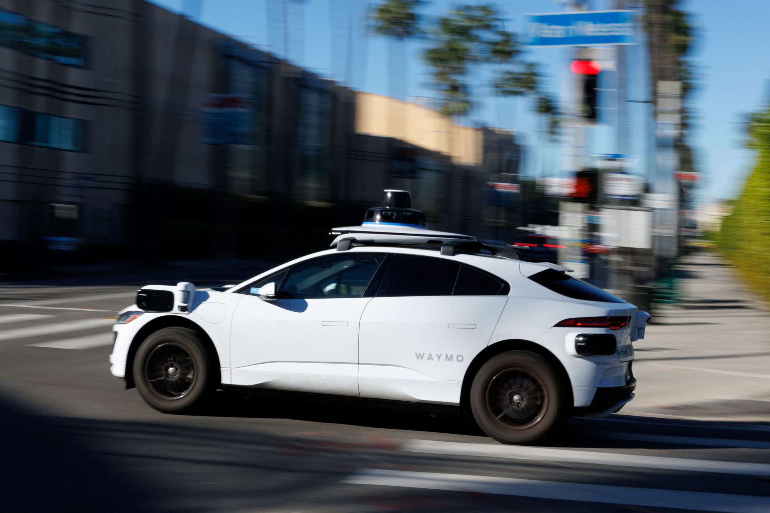 Vecinos de Santa Monica, Westchester y Ladera Heights cuestionaron a Waymo por ruido, congestión y autos detenidos frente a viviendas (REUTERS/Mike Blake)