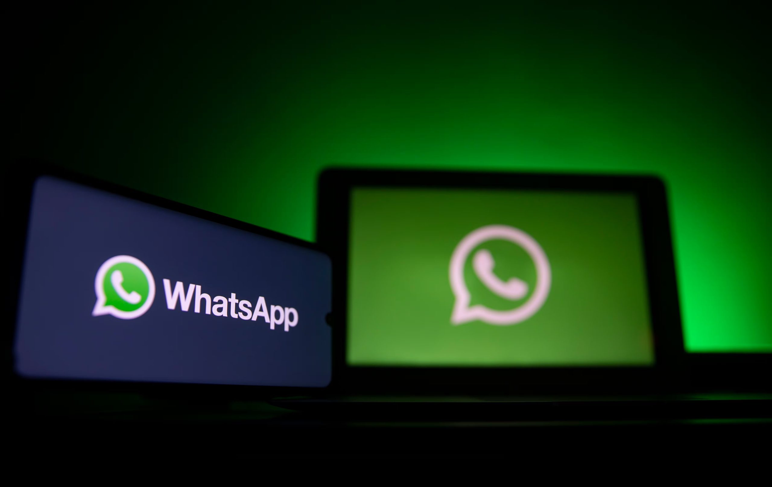 Los administradores de canales podrán añadir la etiqueta de contenido de IA desde el menú contextual al mantener pulsado un mensaje en WhatsApp. (EFE/EPA/IAN LANGSDON)
