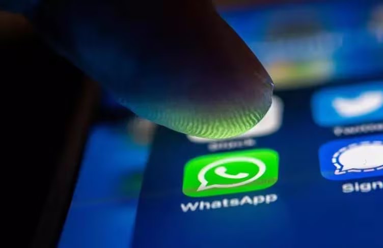 La función de WhatsApp no opera de forma automática y deja en los administradores la responsabilidad de marcar el contenido generado por IA. (ZACHARIE SCHEURER/DPA - ARCHIVO)
