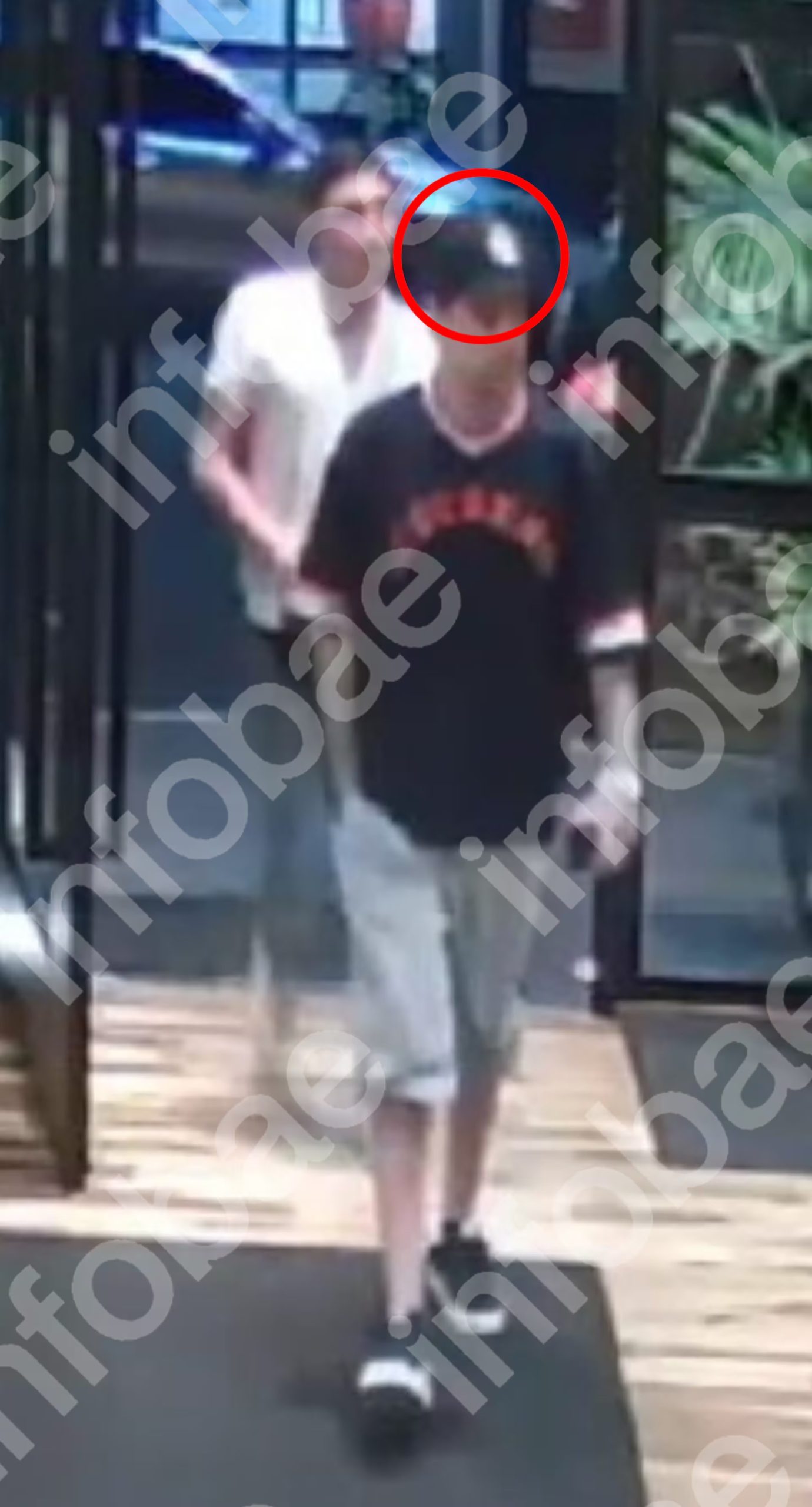 Payne recibe a Paiz en el hotel con la gorra de los New York Yankees que usaría al momento de su muerte