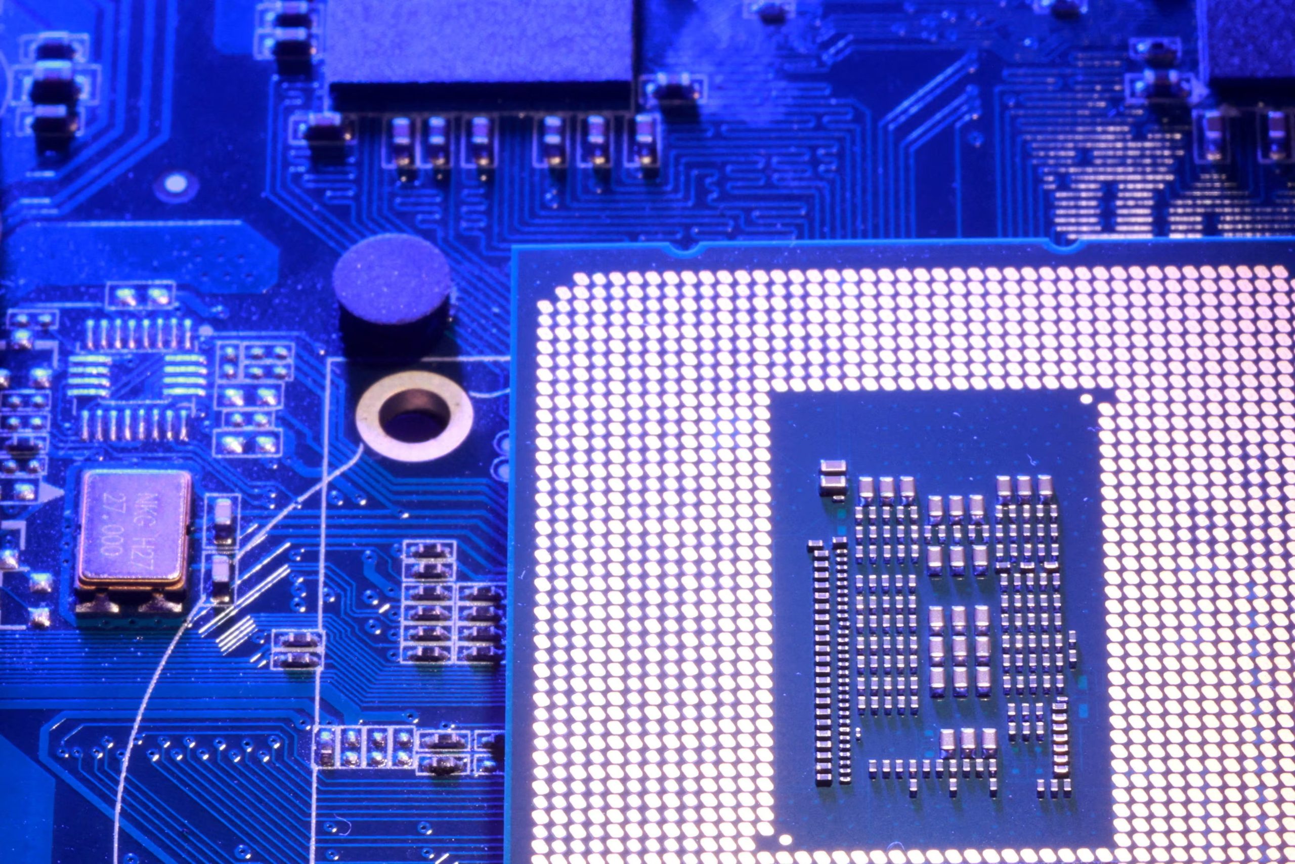 FOTO DE ARCHIVO: En esta ilustración, tomada el 25 de agosto de 2025, aparecen la placa base y el chip de un ordenador. REUTERS/Dado Ruvic/Illustration/File Photo