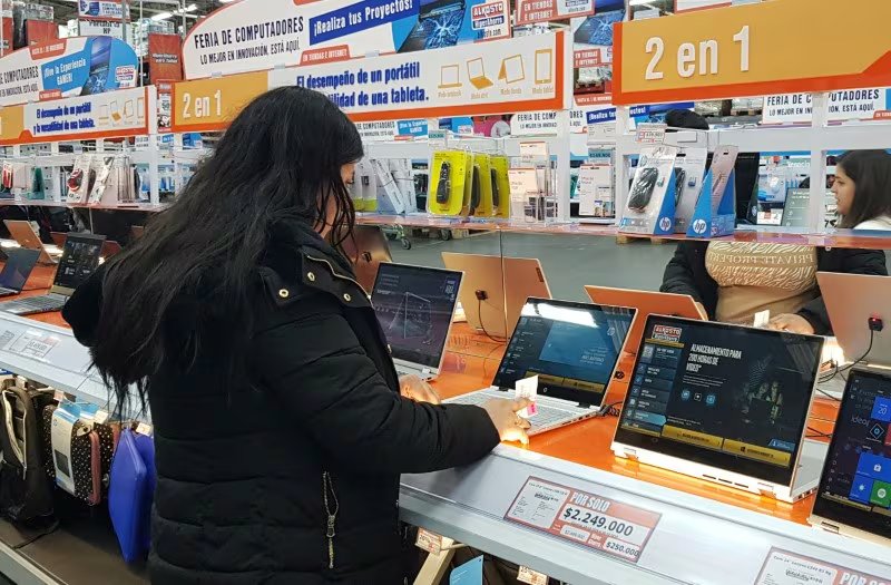 FOTO DE ARCHIVO. Una mujer mira computadoras a la venta en una tienda en Bogotá, Colombia, 20 de octubre, 2019. REUTERS/Luis Jaime Acosta