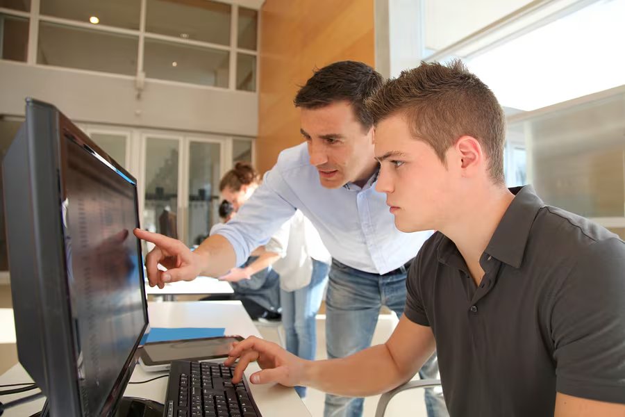 El mercado laboral mostró un bucle de bots: se usó inteligencia artificial para redactar cartas de presentación y las empresas aplicaron programas automáticos para filtrar postulaciones. Foto: Google