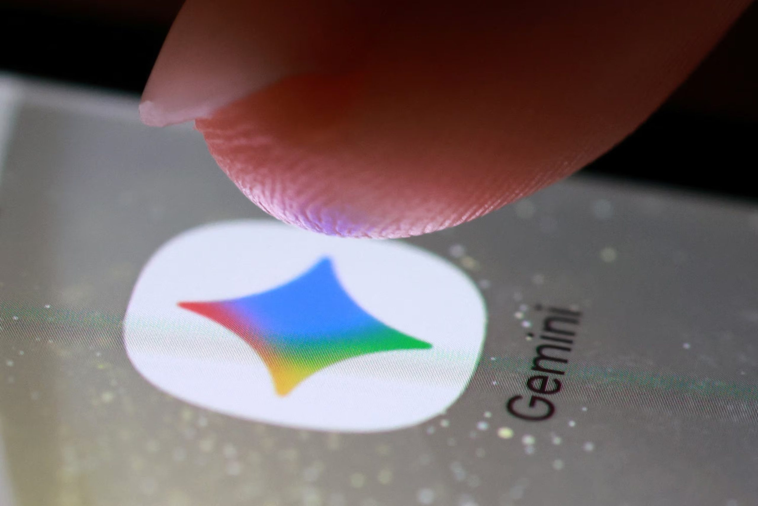 Google prevé integrar la eliminación de la marca de agua visible de Gemini al Modo IA de Google Search. (REUTERS/Dado Ruvic/Illustration)