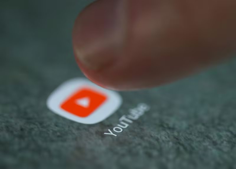 Los modelos de gama media y baja lanzados antes de 2017 figuran entre los celulares más afectados por el bloqueo de YouTube.(REUTERS/Dado Ruvic)