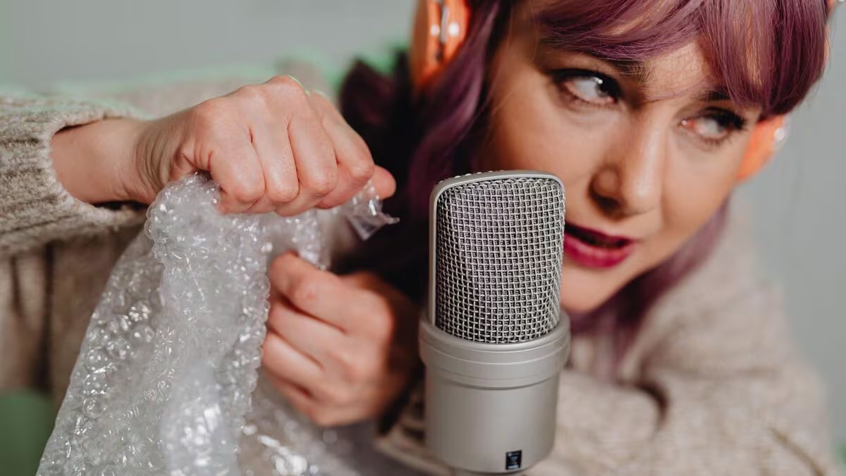 YouTube sostuvo luego que las cancelaciones de canales de ASMR se debieron a enlaces externos hacia contenido que violaba su política de desnudez y contenido sexual (iStock)