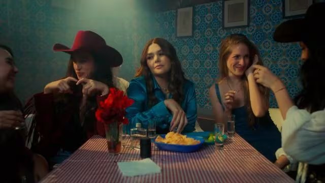 La cantante Yuridia comparte un momento con amigas en la producción del video musical de su canción 'Eres Mi Nada', difundido en la plataforma TikTok. (Yuridia/Youtube)