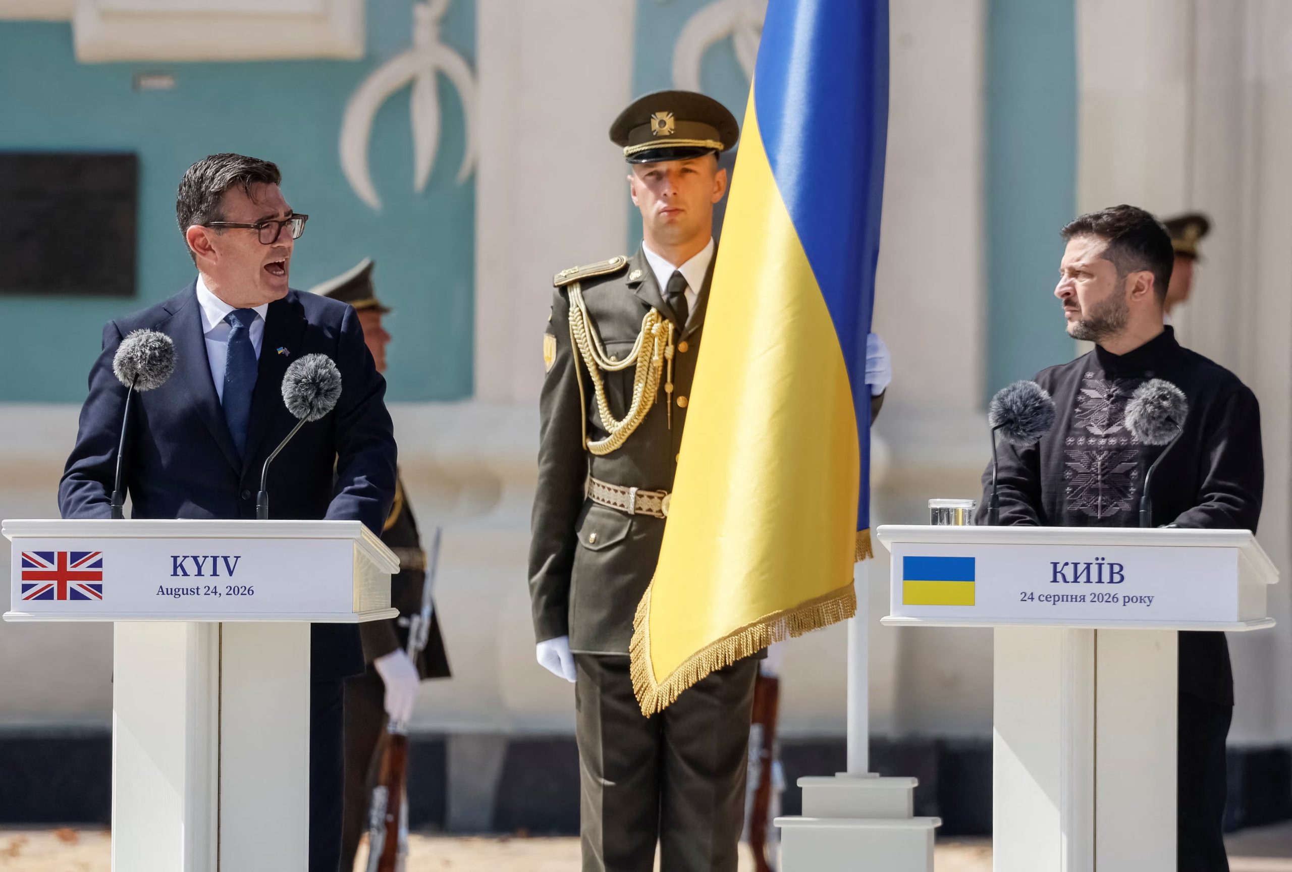 El primer ministro británico, Andy Burnham, pronuncia un discurso junto al presidente de Ucrania, Volodímir Zelensky, durante una ceremonia de celebración del Día de la Independencia de Ucrania, en medio del ataque de Rusia contra Ucrania, en el centro de Kyiv, Ucrania, el 24 de agosto de 2026 (Reuters)