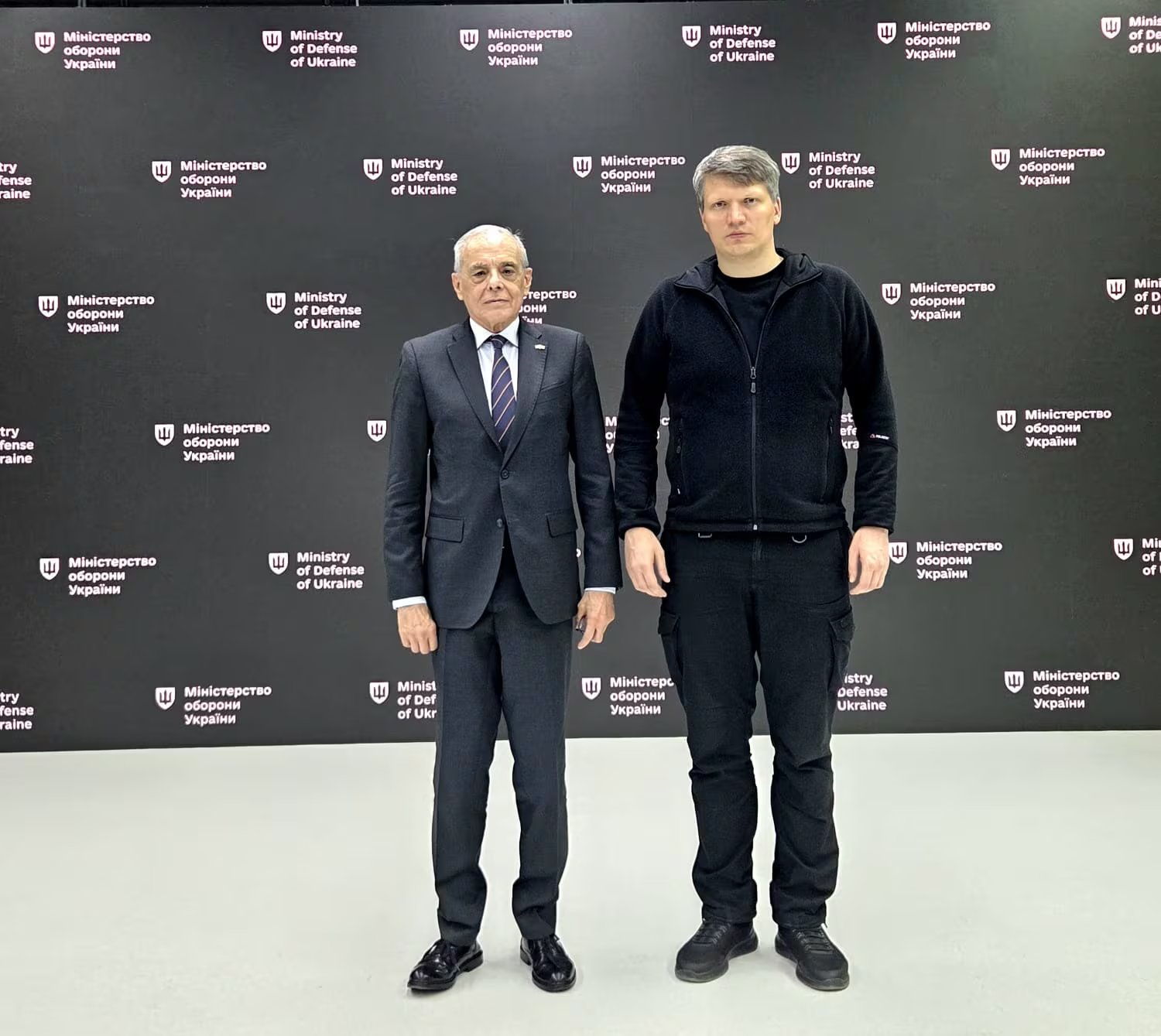 Jorge Reta y el viceministro de Defensa de Ucrania, Sergio Boyev, posan juntos frente a un panel oficial del Ministerio de Defensa en Ucrania. (Infobae América)