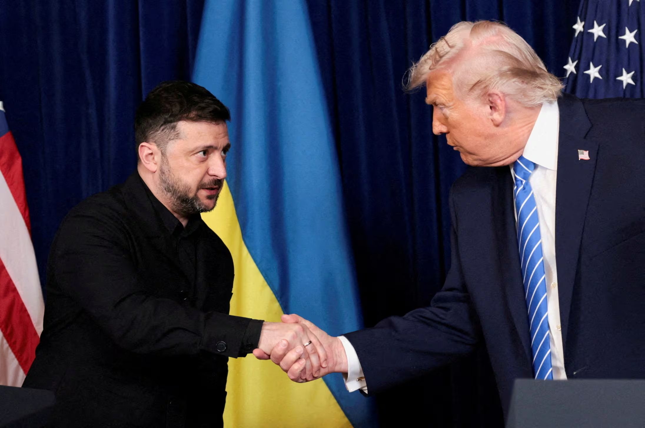 El presidente de Estados Unidos, Donald Trump, y el presidente ucraniano, Volodímir Zelensky, se dan la mano durante una rueda de prensa (REUTERS/Jonathan Ernst/Archivo)