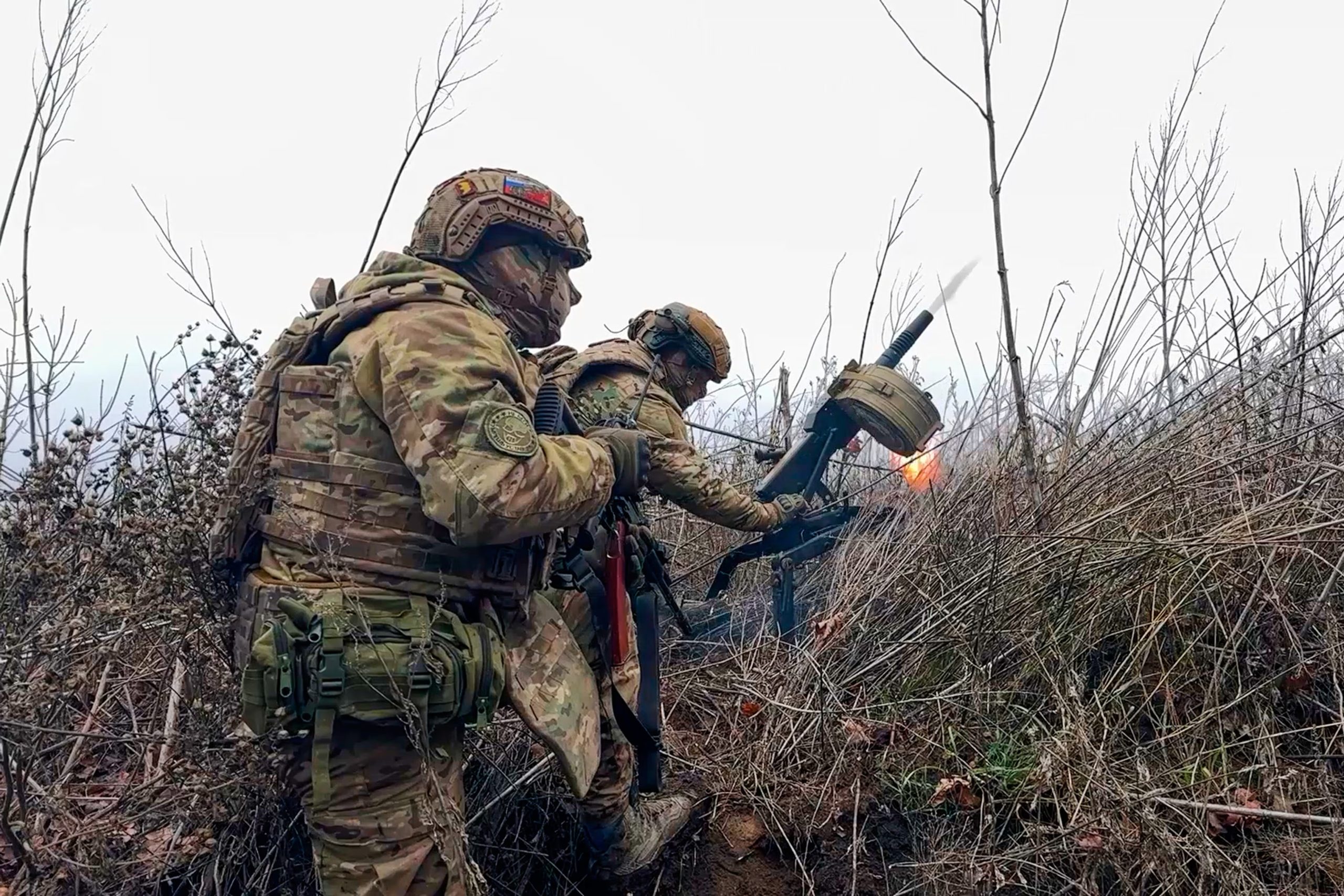 La reorganización defensiva en el este de Ucrania busca responder a la presión rusa sobre el frente oriental y a los combates en Donetsk (Oficina de prensa del Ministerio de Defensa de Rusia vía AP)
