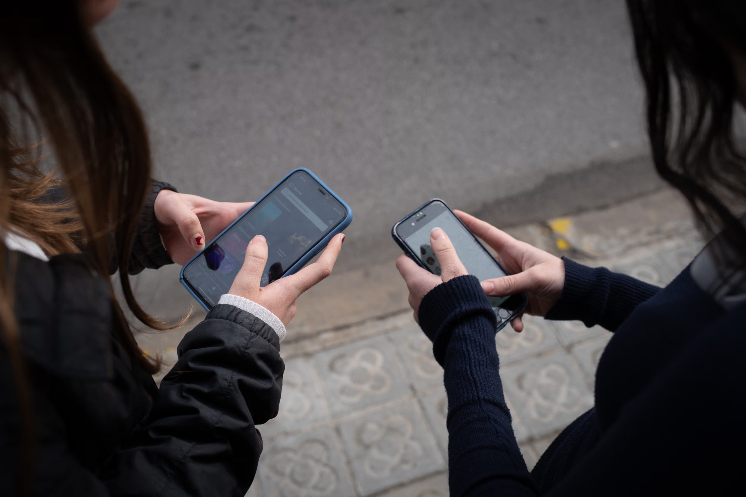 Ante la dificultad de usar el celular principal, un segundo dispositivo podría funcionar para llamadas de emergencia. (David Zorrakino / Europa Press)